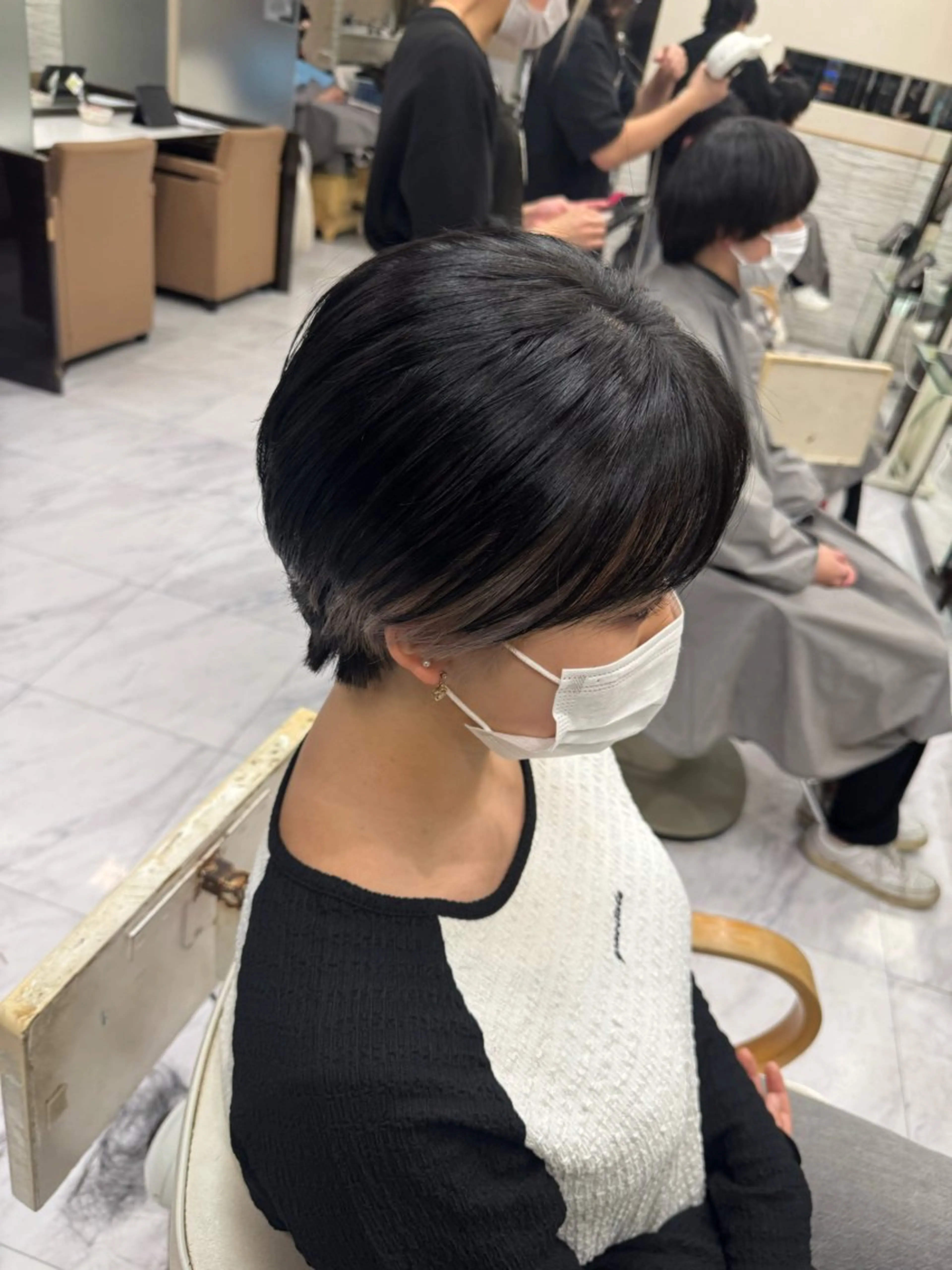 ショート カラー ヘアアレンジ 切りっぱなしボブ 前下がりボブ ミストバング 黒髪 ブリーチ カット ヘアカラー トリートメント 目黒 碧人のヘアスタイル