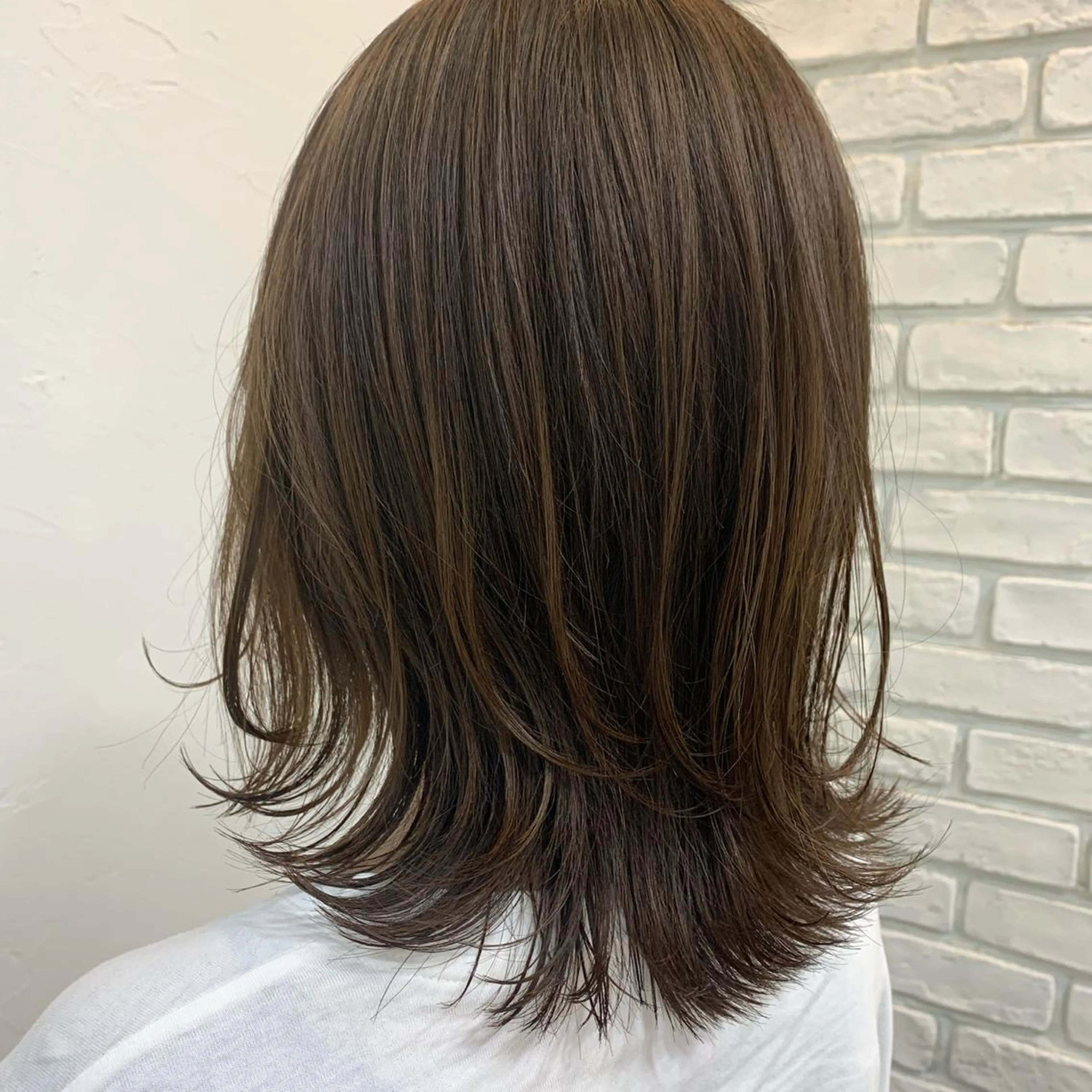 ミディアム カラー CHIC 岩下真衣のヘアスタイル