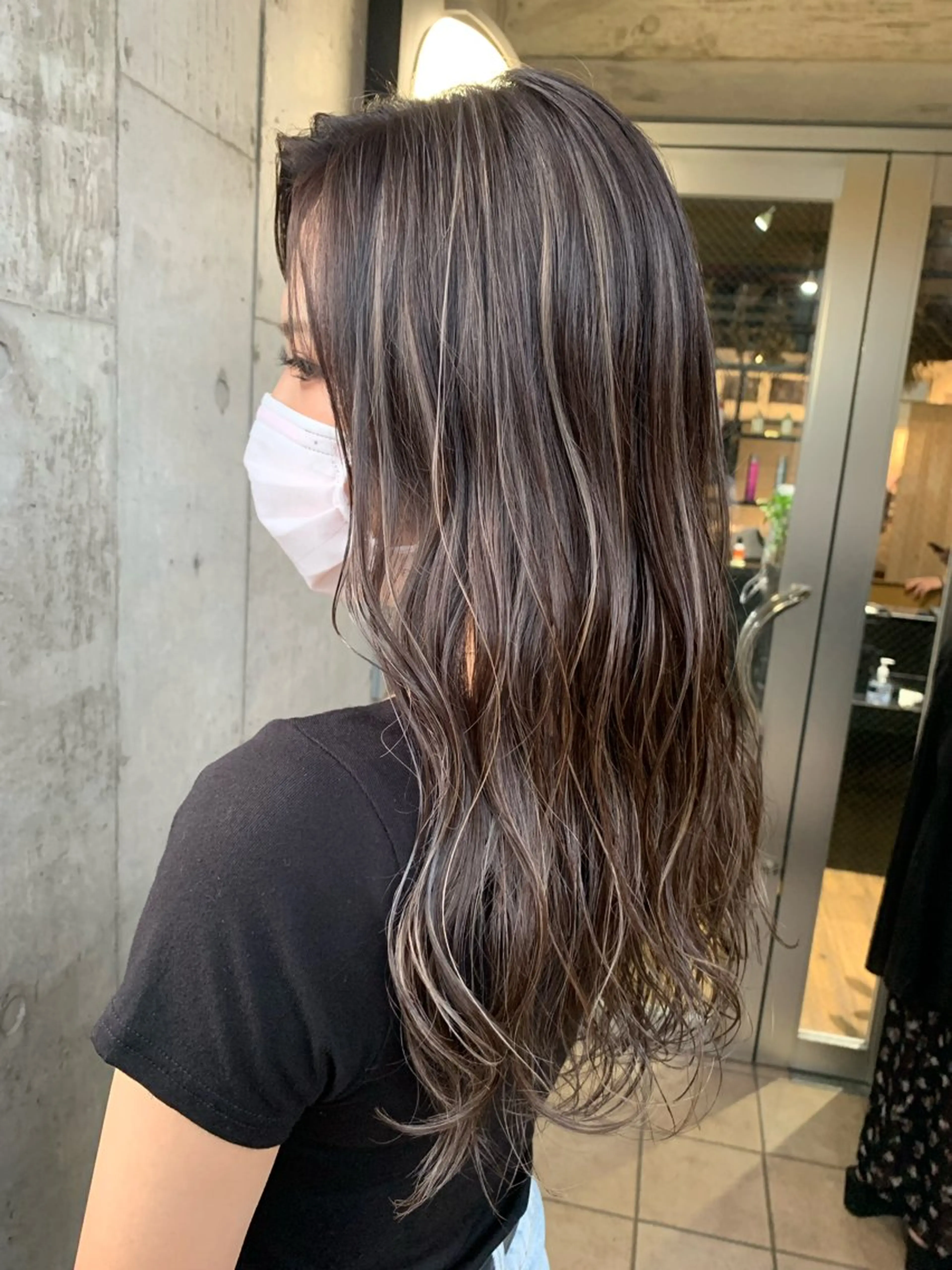 カラー ミルクティーベージュ ブリーチ🖤サヤカのヘアスタイル