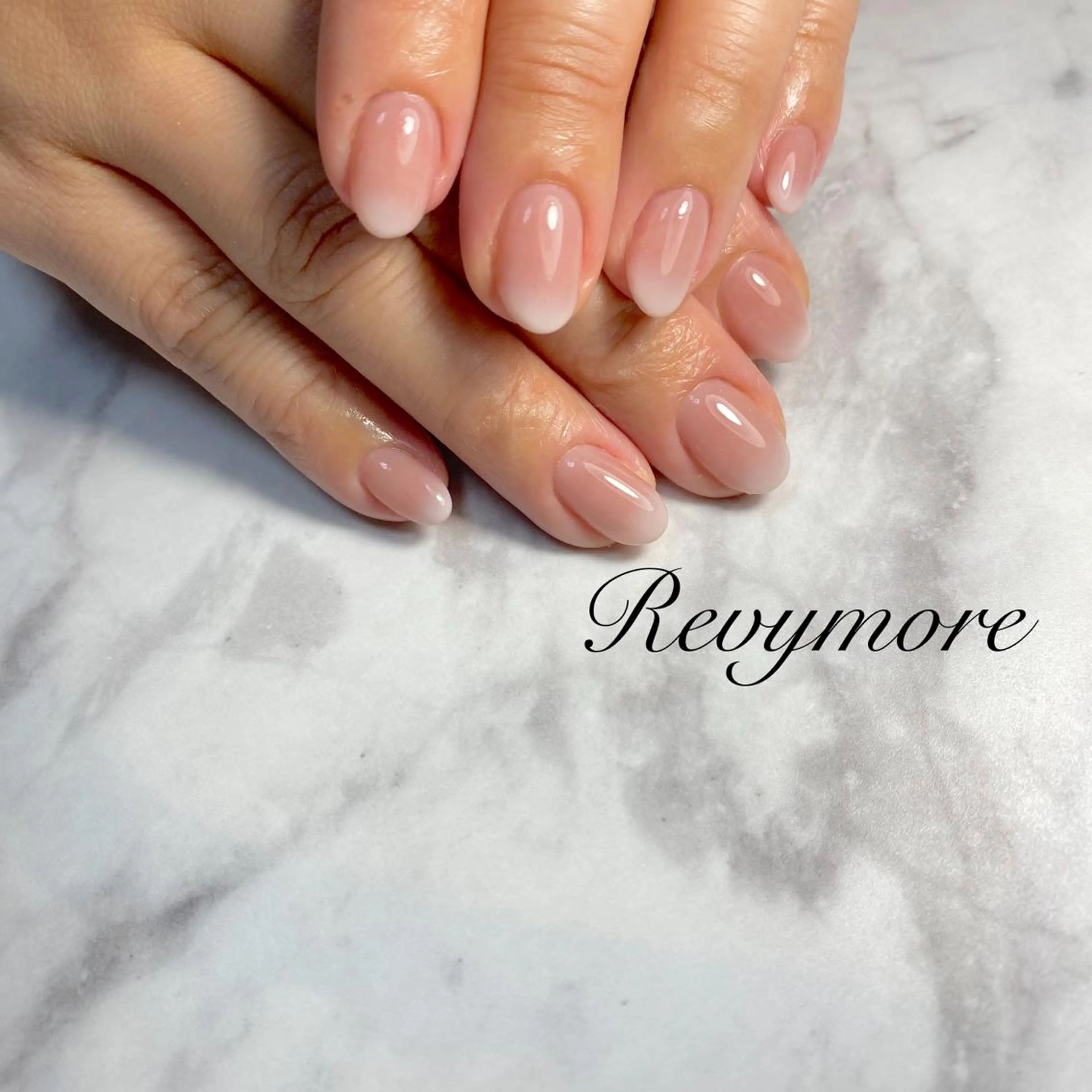 ミディアム ネイル 韓国風ヘア ジェルネイル キラキラネイル 韓国ネイル ニュアンスネイル nail salon Revymore所属・nail salon Revymoreのネイルデザイン