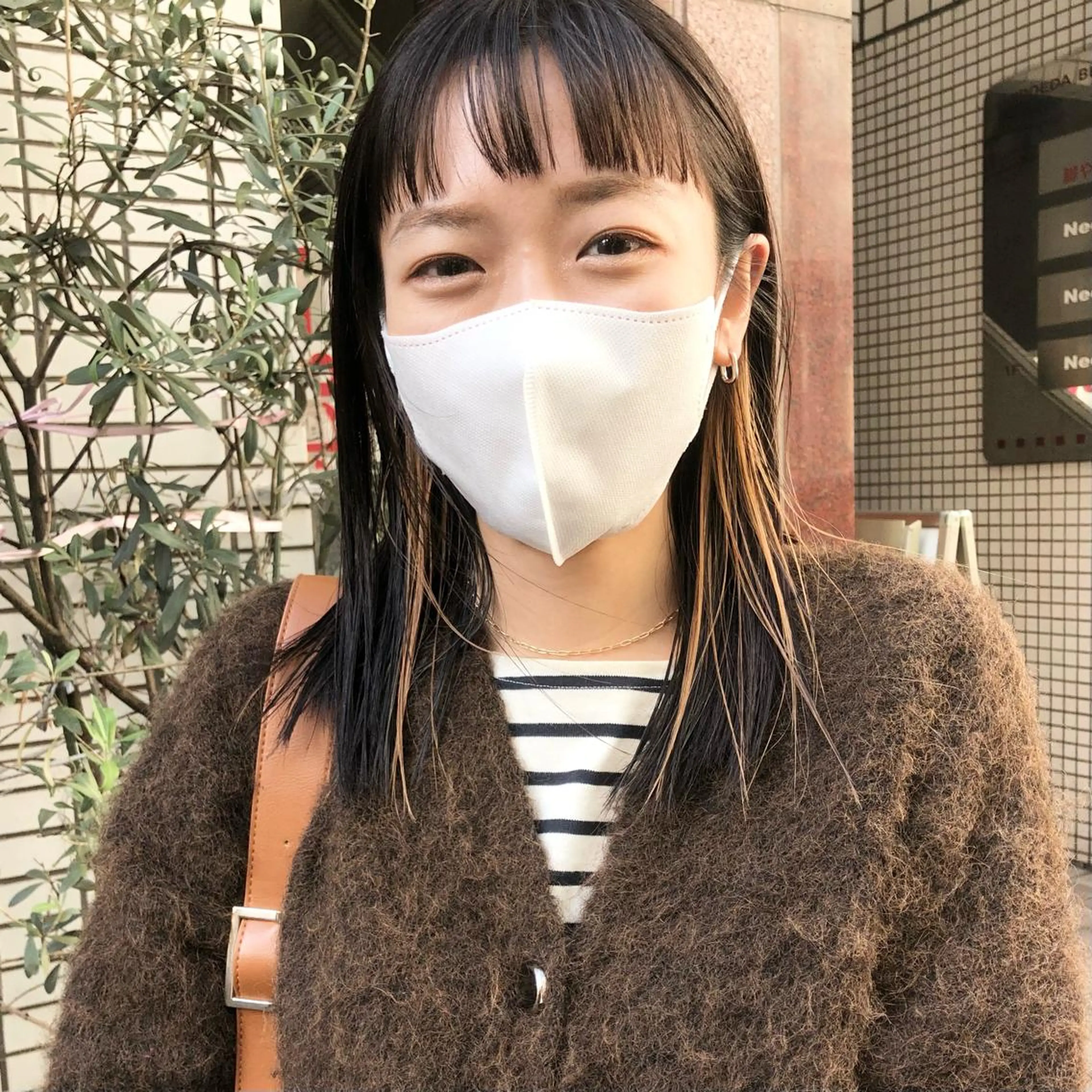 セミロング カラー インナーカラー オン眉 ハイトーン/ブリーチ 似合せカット/パーマのヘアスタイル