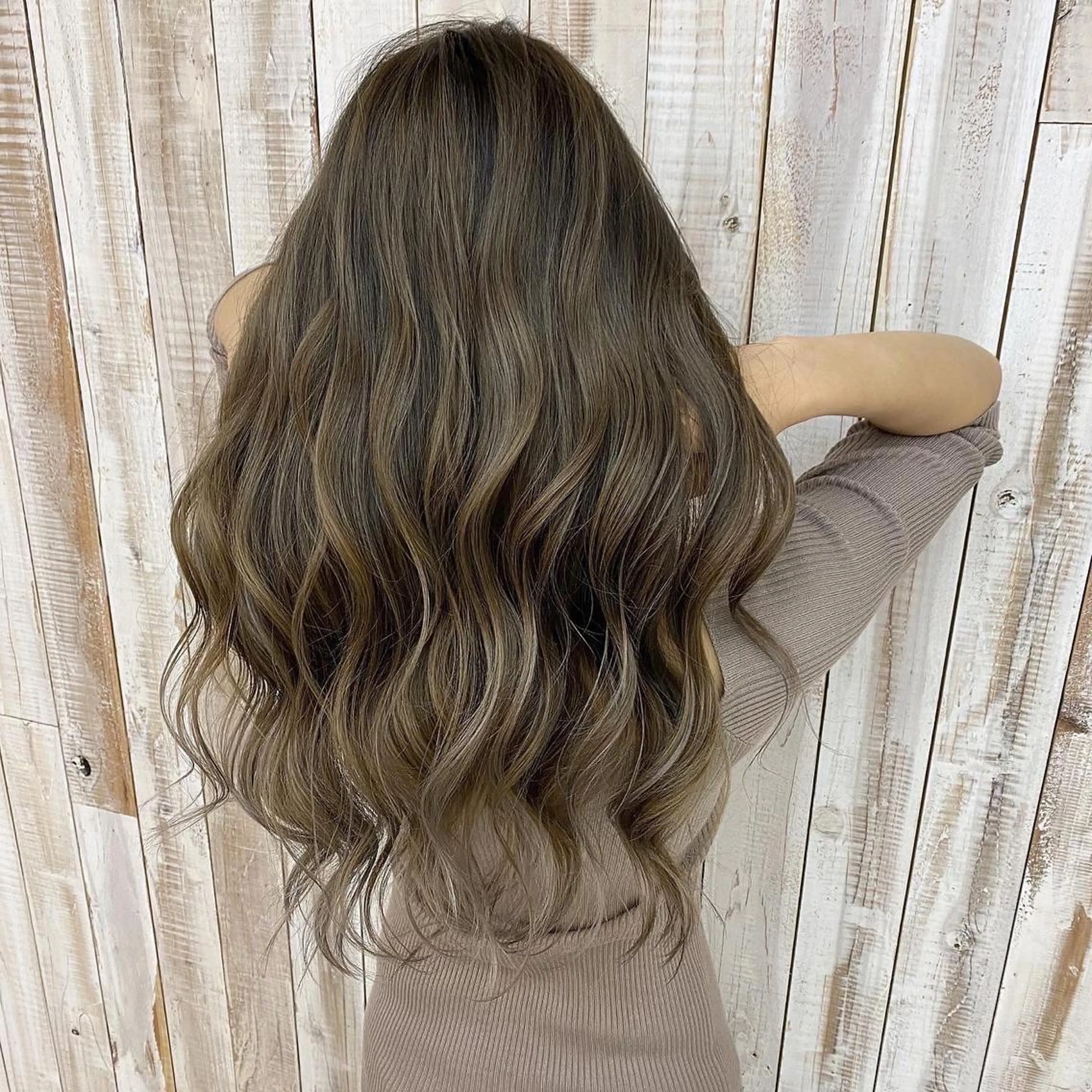 ロング 白髪ぼかしハイライト めさきすずなのヘアスタイル