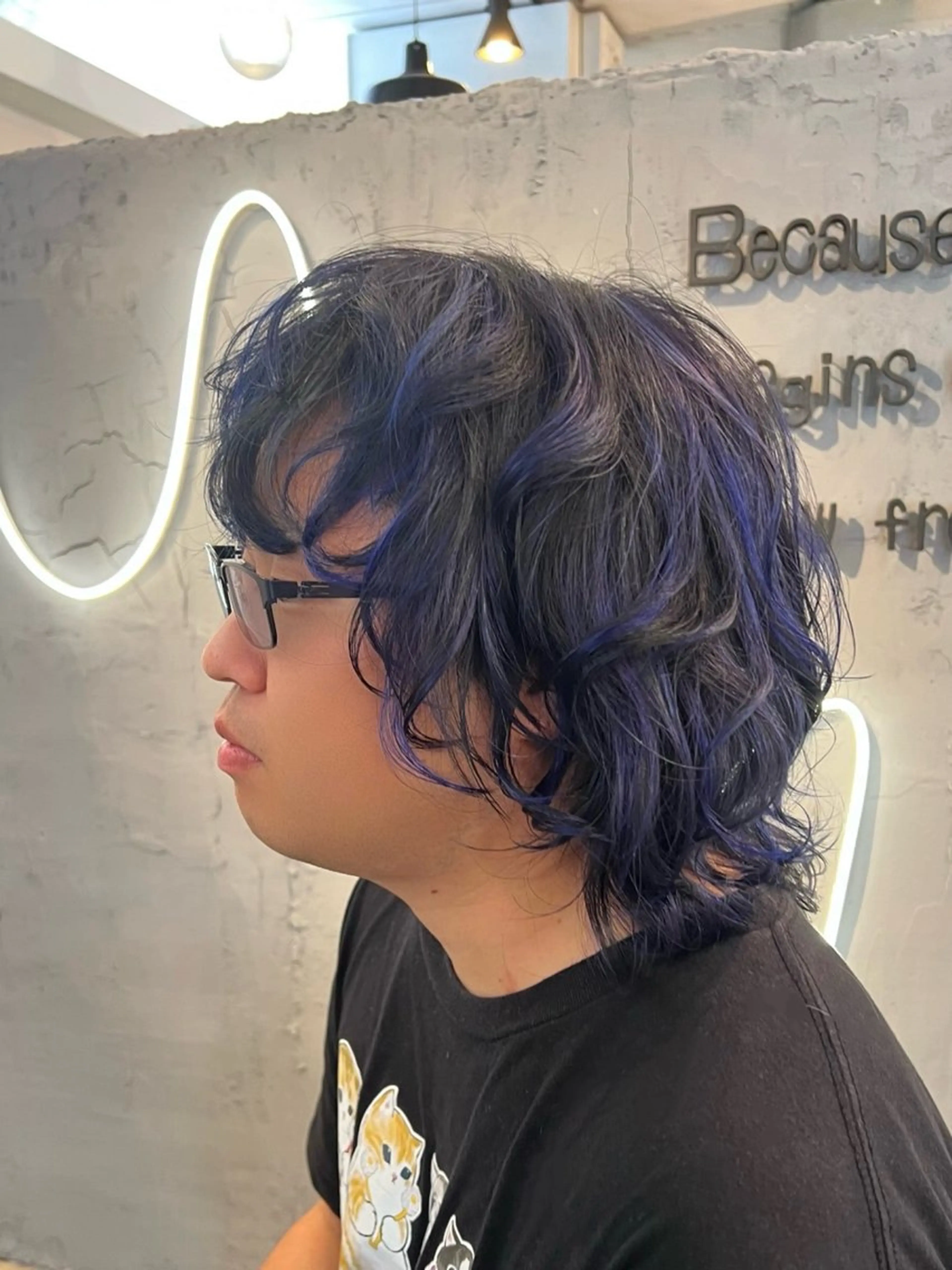 カラー メンズ メンズハイライト 黒髪 ブルーカラー ブルーブラック ブルーバイオレット カット ヘアカラー いぐちしょうた🫧 VISAGEbaskのヘアスタイル