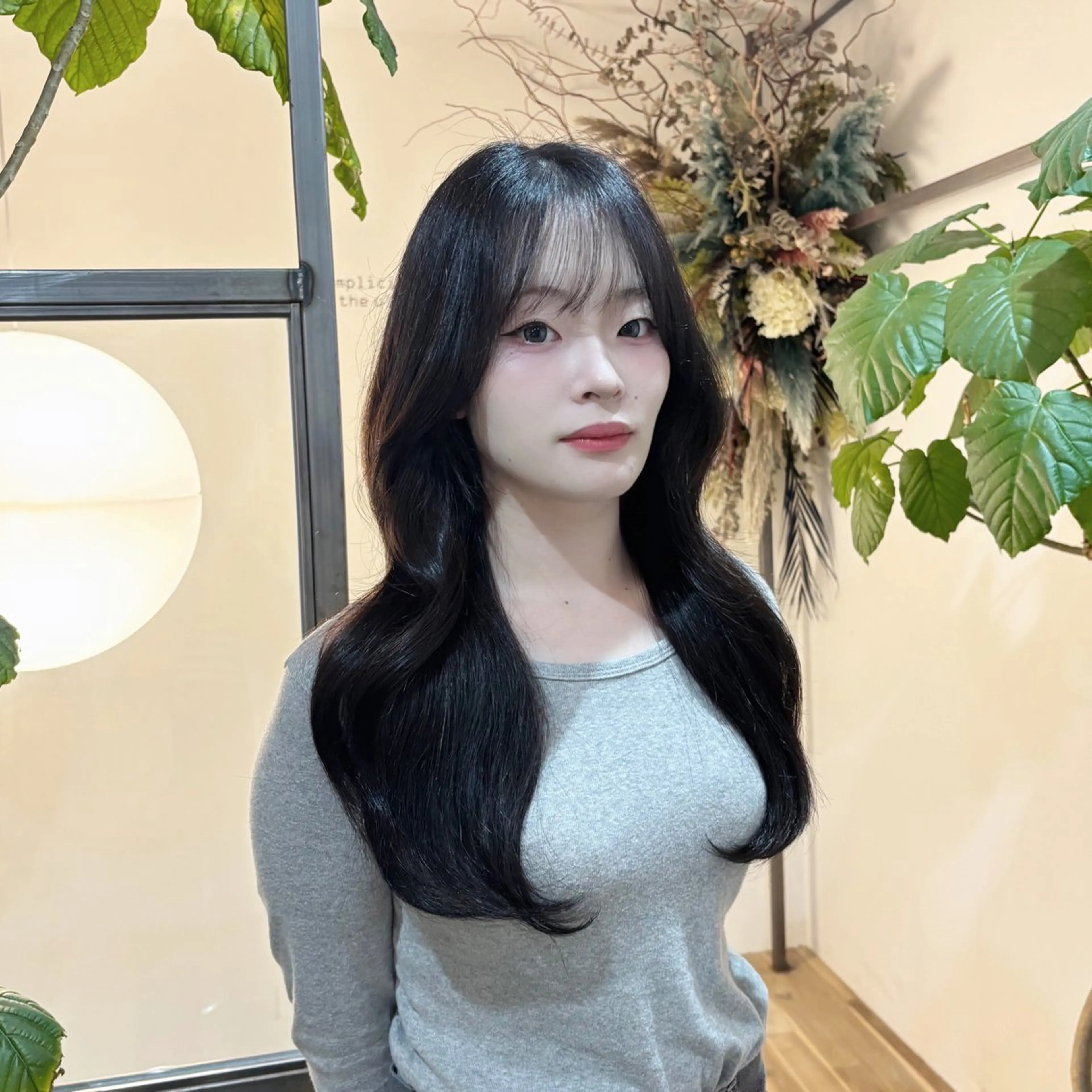 ロング 顔まわりレイヤー レイヤーカット シースルーバング カット ゆうめ 透明感カラー /韓国風レイヤーのヘアスタイル