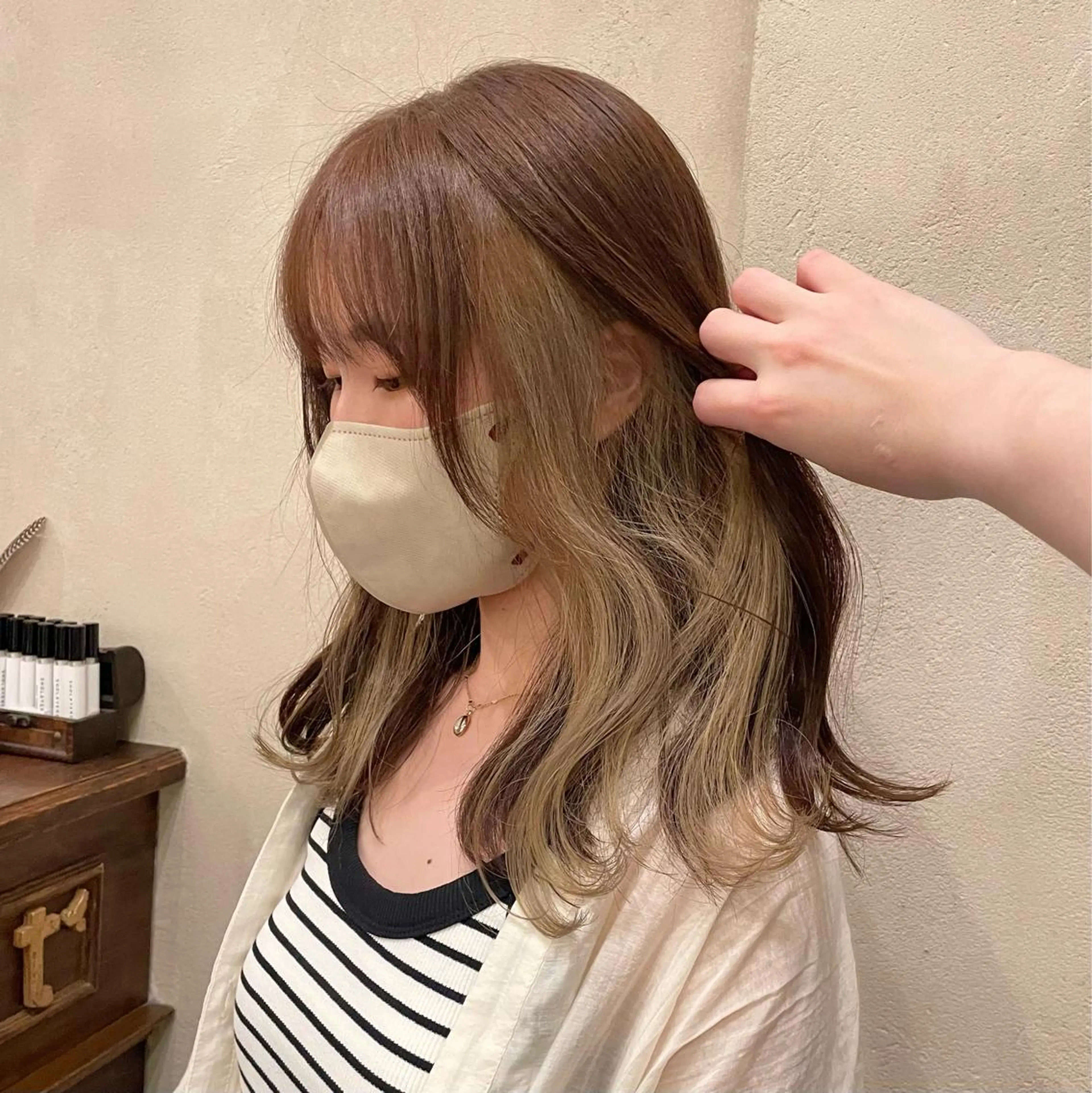 ミディアム カラー ベージュカラー ブリーチ インナーカラー ホワイトベージュ カット ヘアカラー roost 優のヘアスタイル