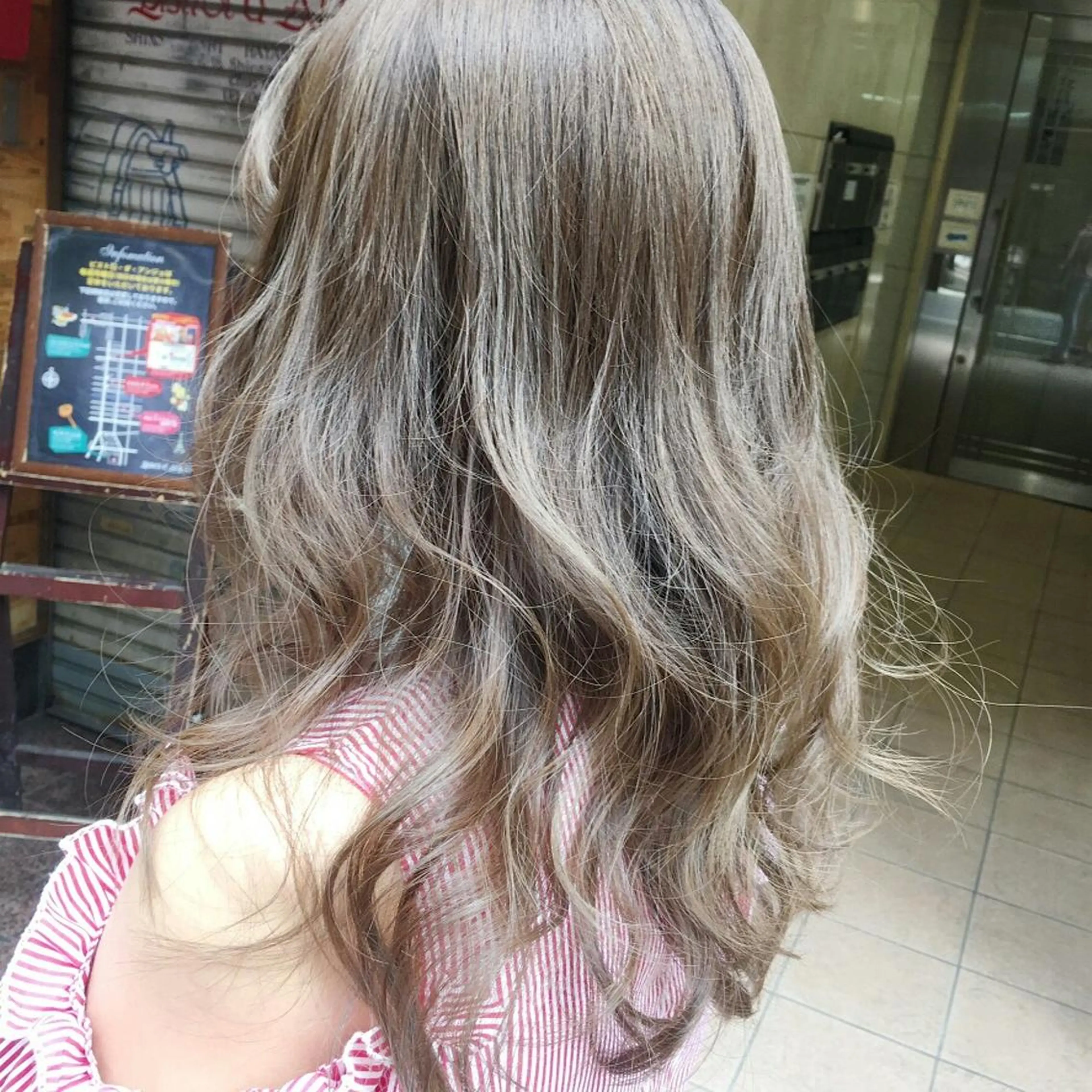 セミロング カラー グレージュ alpha. カラーエクステ下妻のヘアスタイル