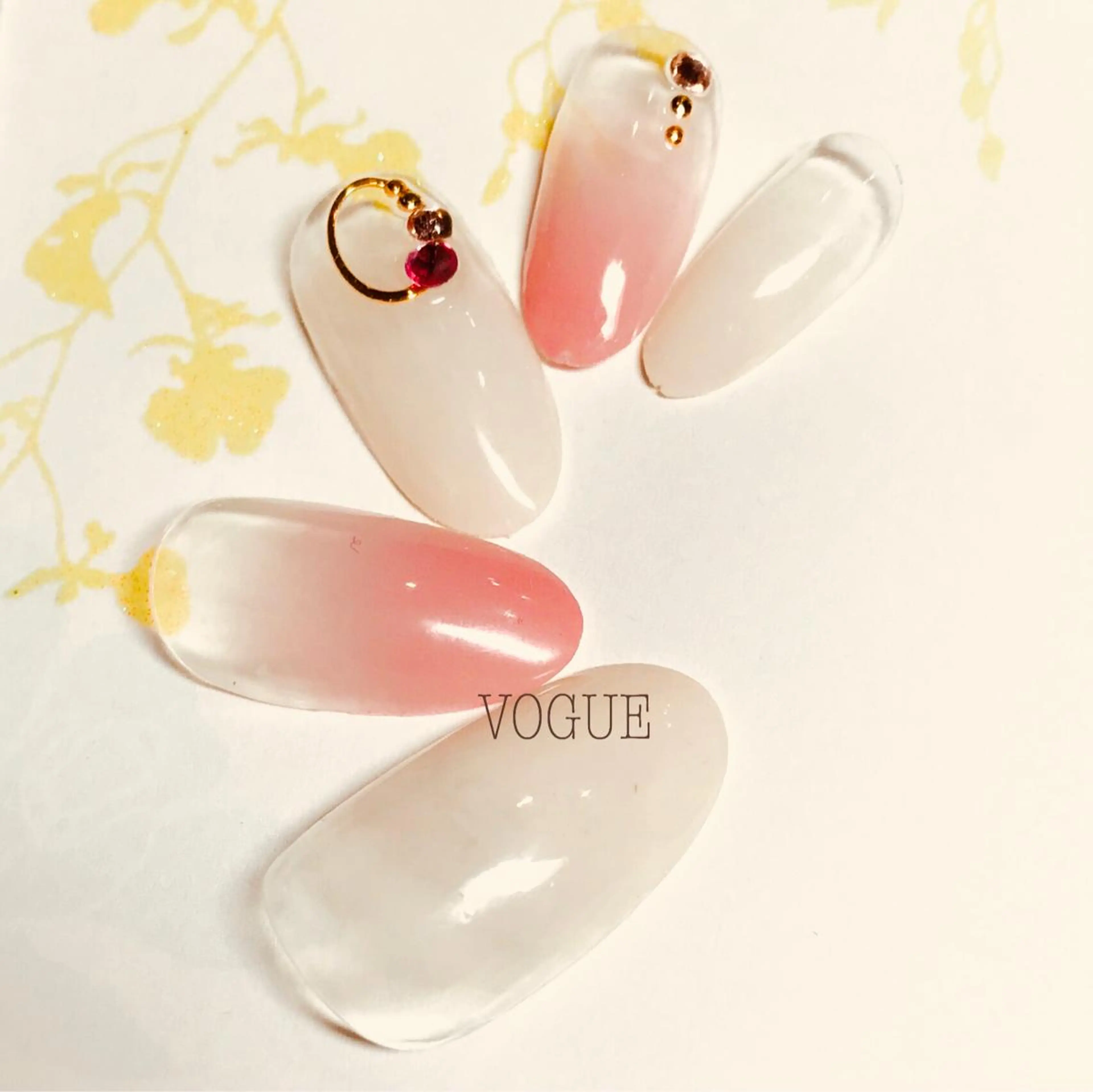 ネイル ゴールド グラデーション ハンドネイル VOGUE ×SWANのネイルデザイン