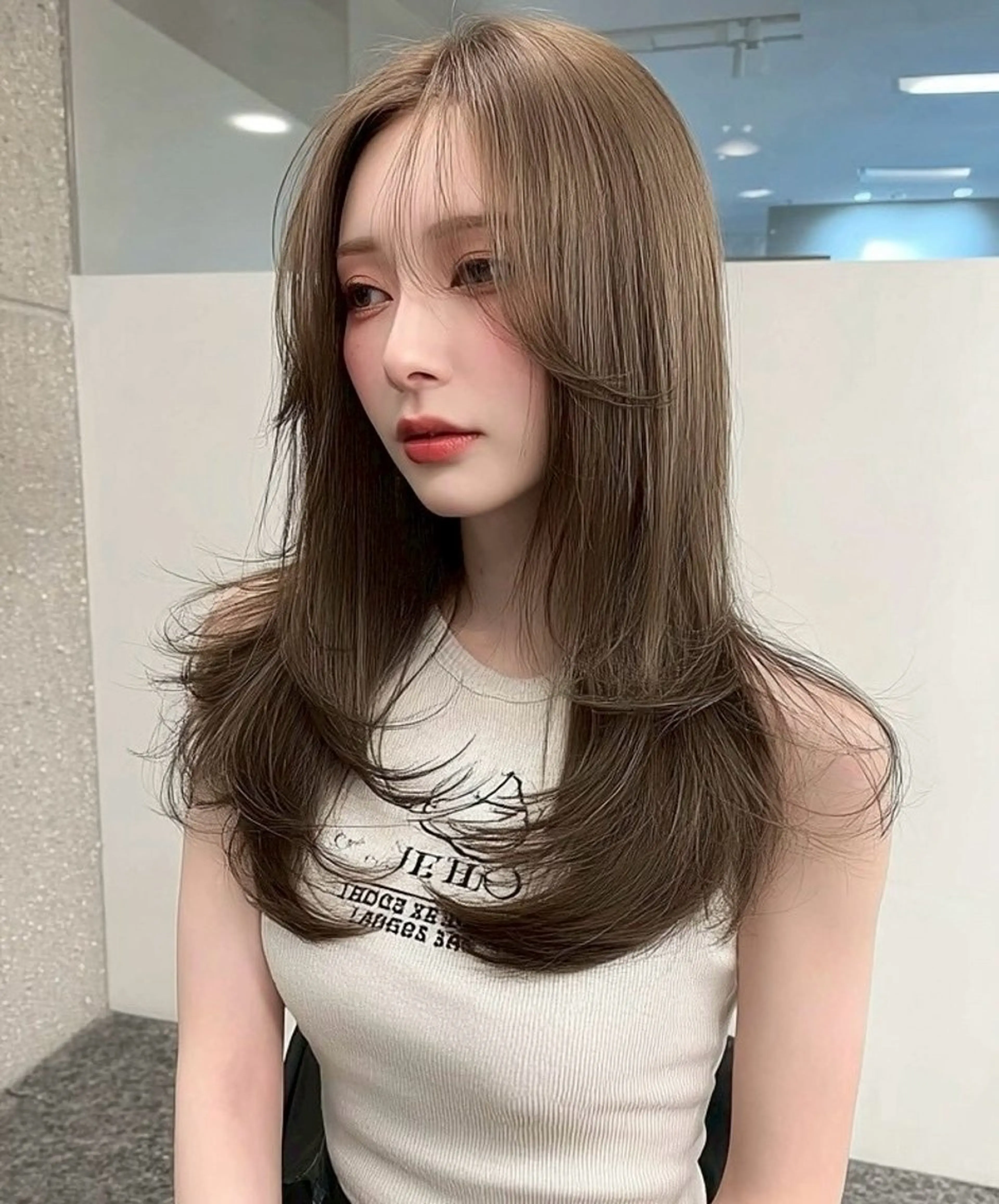 セミロング カラー セミロングパーマ 髪質改善 韓国風ヘア 縮毛矯正 ヘアカラー 西 優衣奈のヘアスタイル