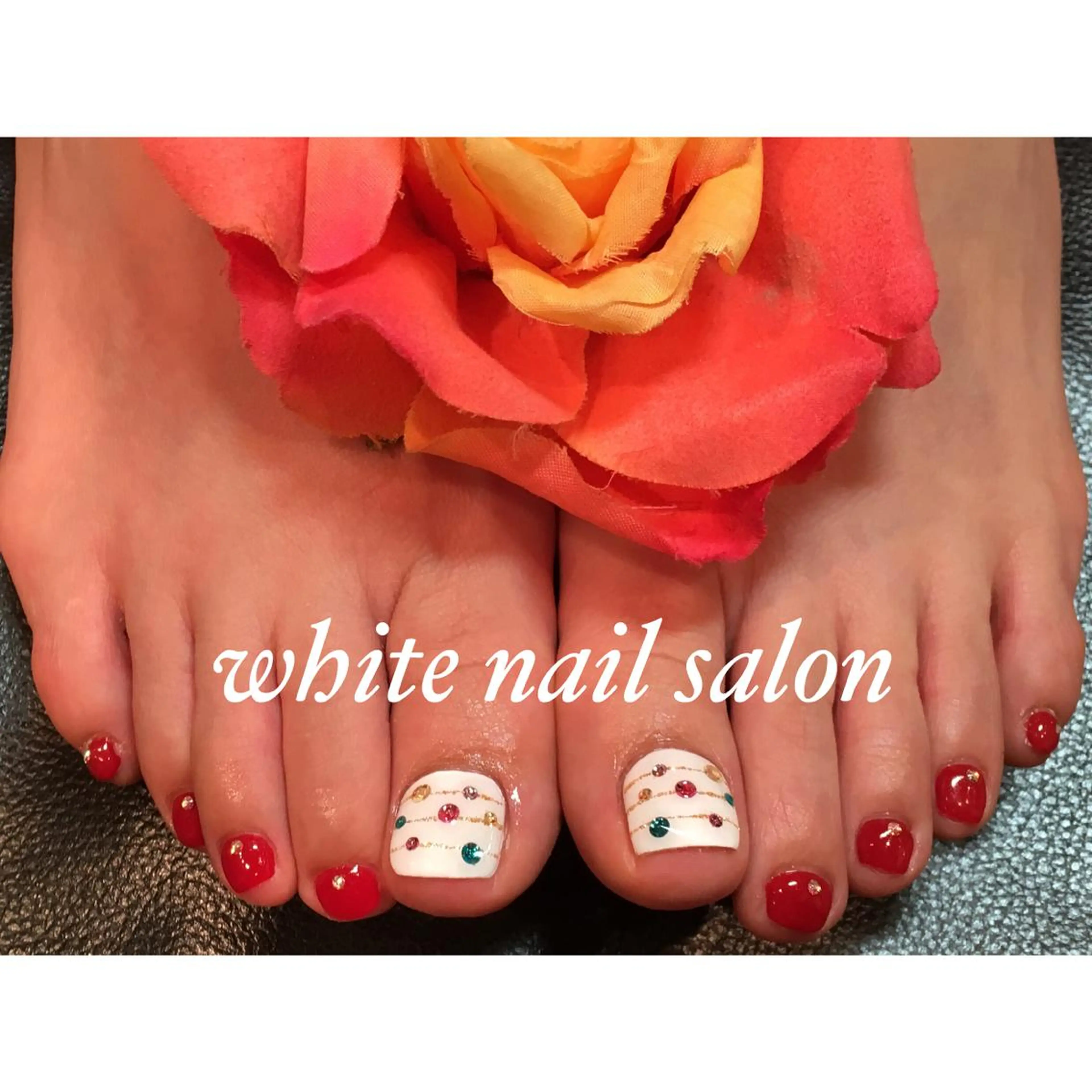 ネイル フットネイル ジェルネイル 赤色 シルバー シンプルネイル フットネイル white nail salonのネイルデザイン