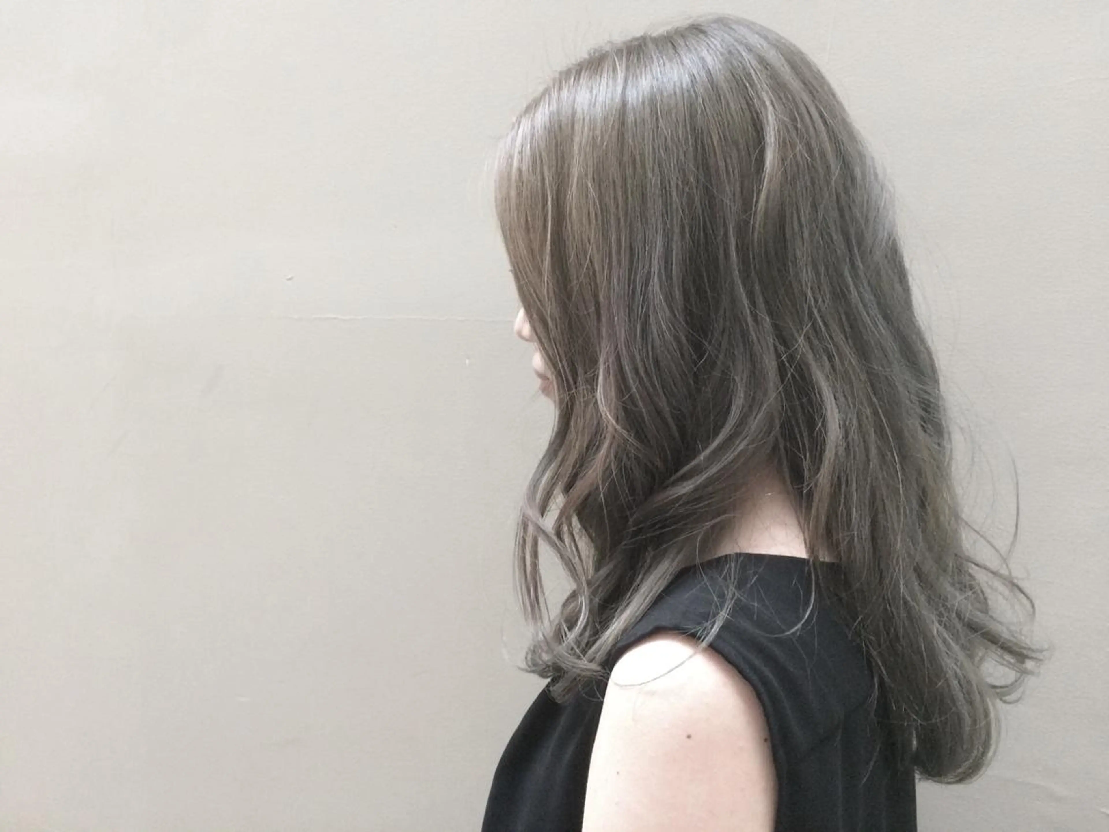 ショート ミディアム セミロング ロング カラー アッシュ ブリーチ ハイトーンカラー イルミナカラー 日々所属・谷 大地のヘアスタイル