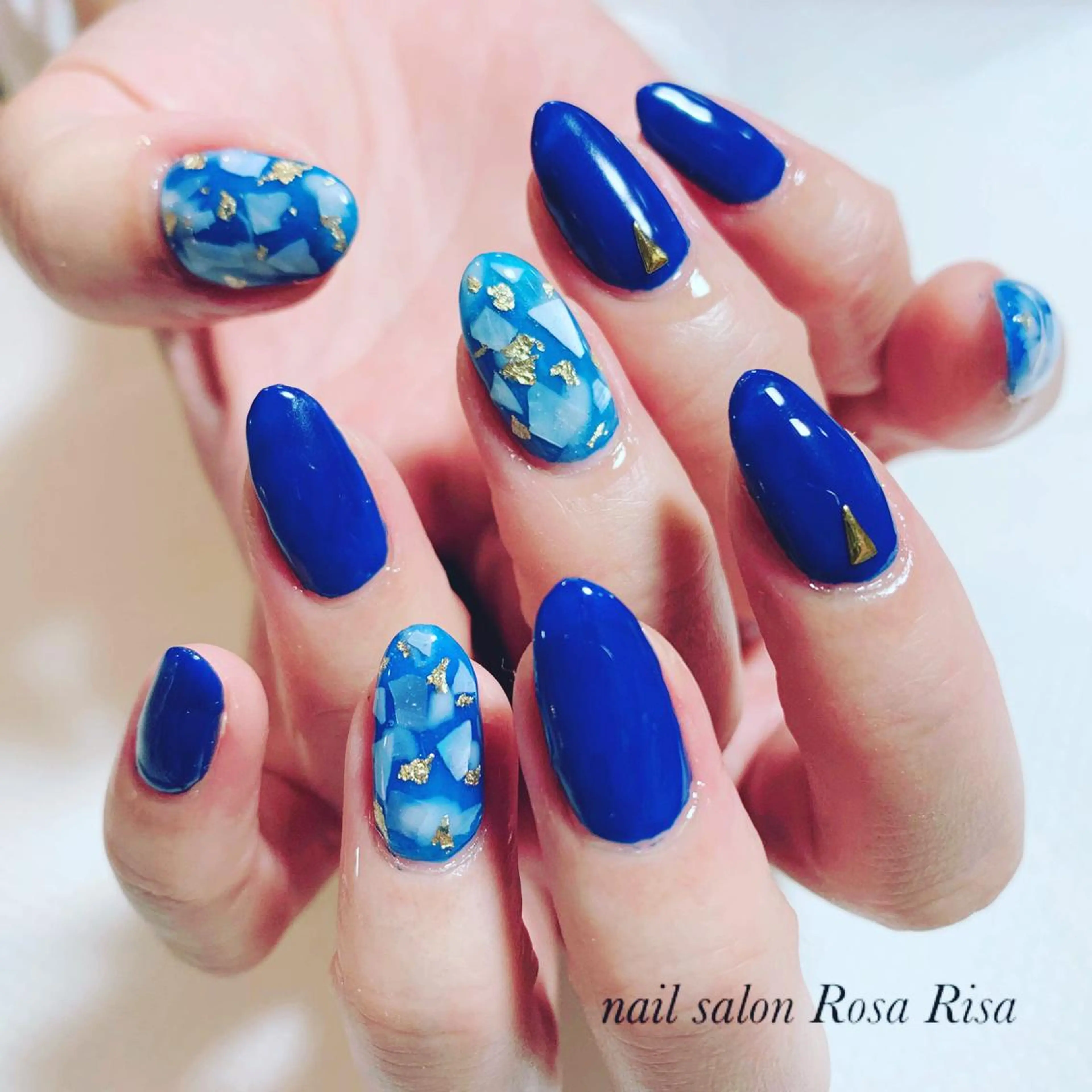 ミディアム ネイル ブルー ハンドネイル ネイルスタジオ シェイクユアハンズのネイルデザイン