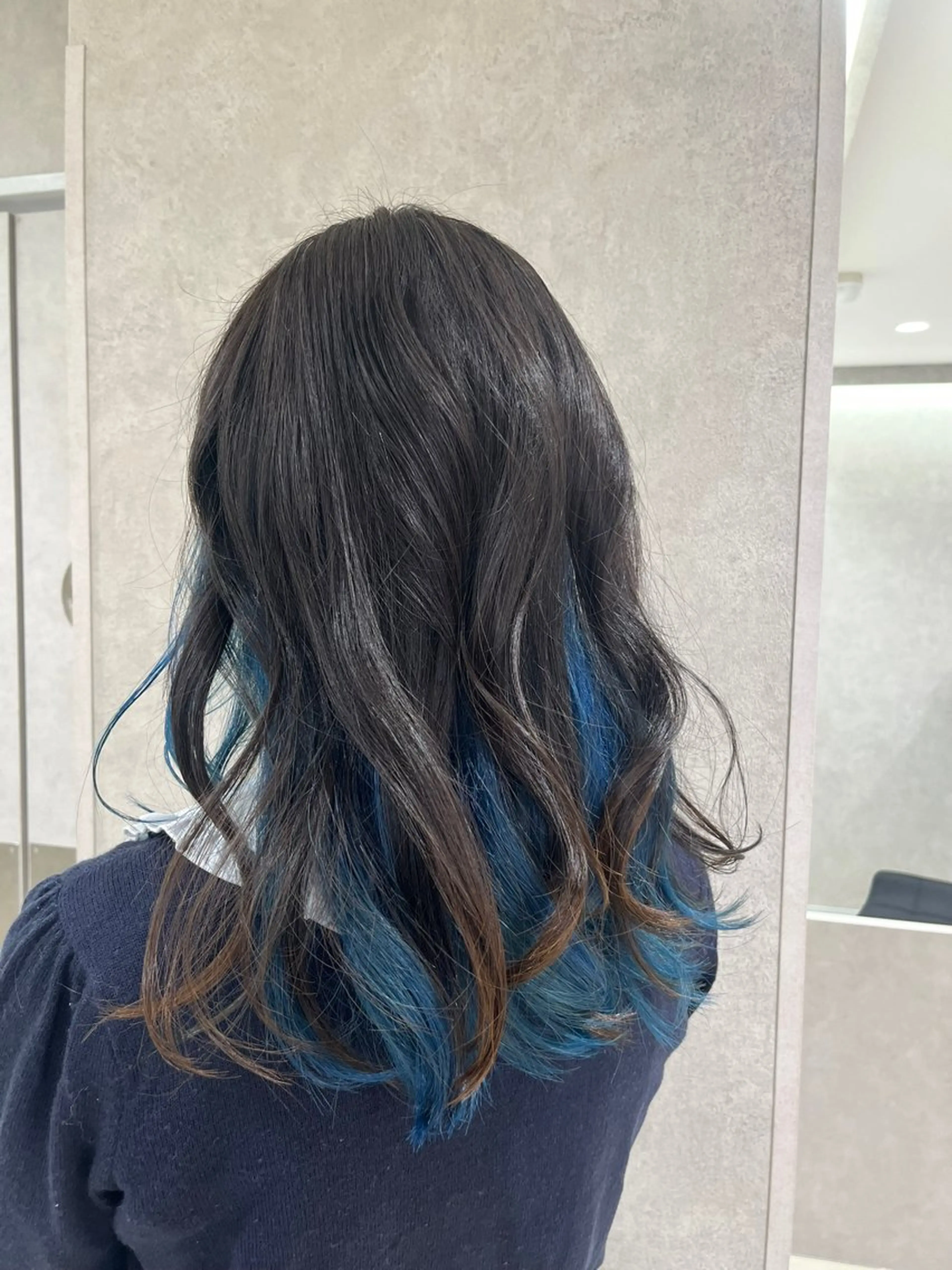 セミロング カラー ブリーチ ブルーカラー カット ヘアカラー 巖本 真希のヘアスタイル