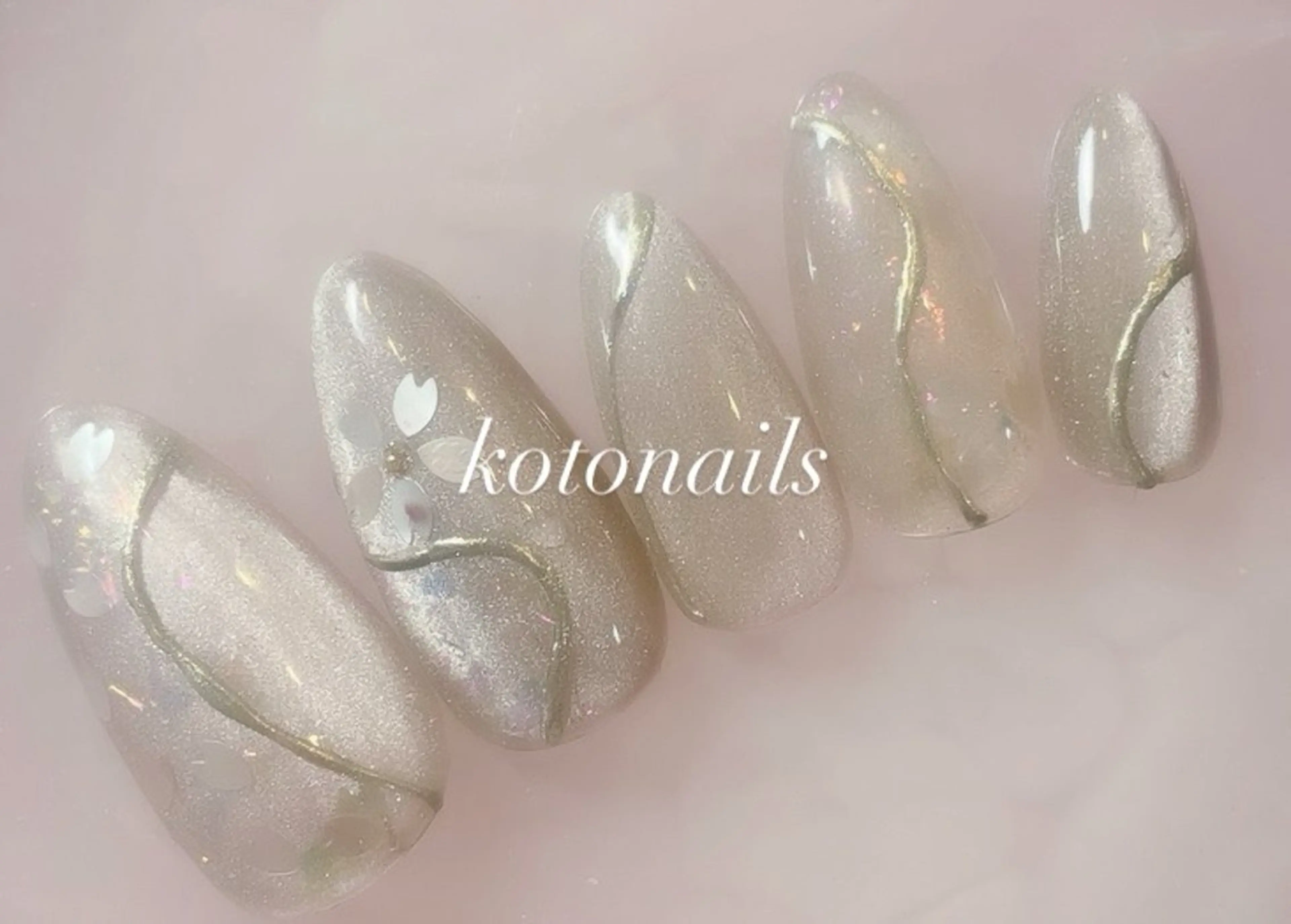 ネイル 桜ネイル ホログラムネイル ミラーネイル koto nails所属・koto nailsのネイルデザイン