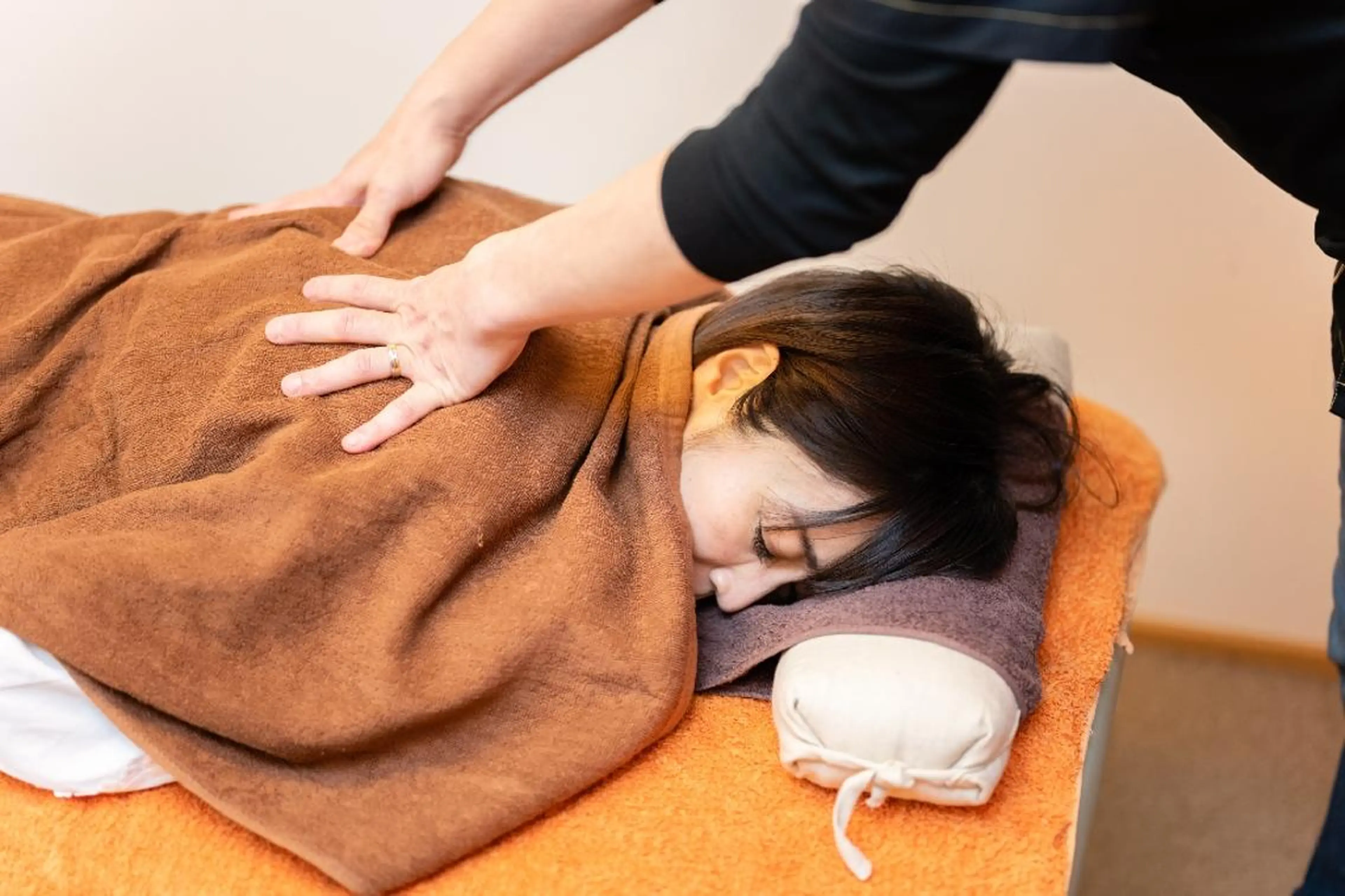 北梅田美容鍼灸院所属・美容鍼マイスター 川村　淳のエステ・リラクイメージ