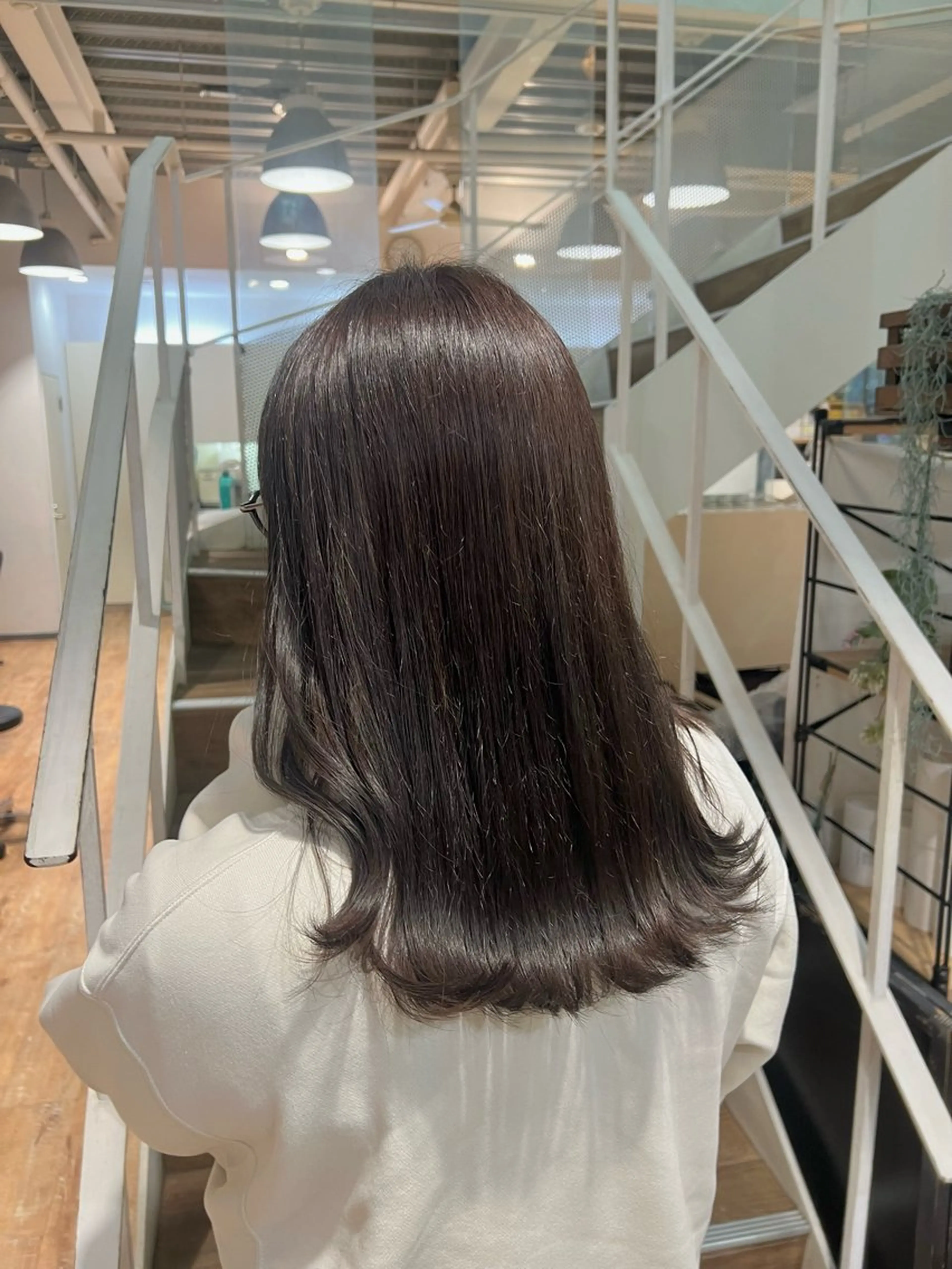 セミロング カラー グレージュ ラベンダーカラー ラベンダーグレージュ ラベンダーグレー カット ヘアカラー 石野 友唯のヘアスタイル