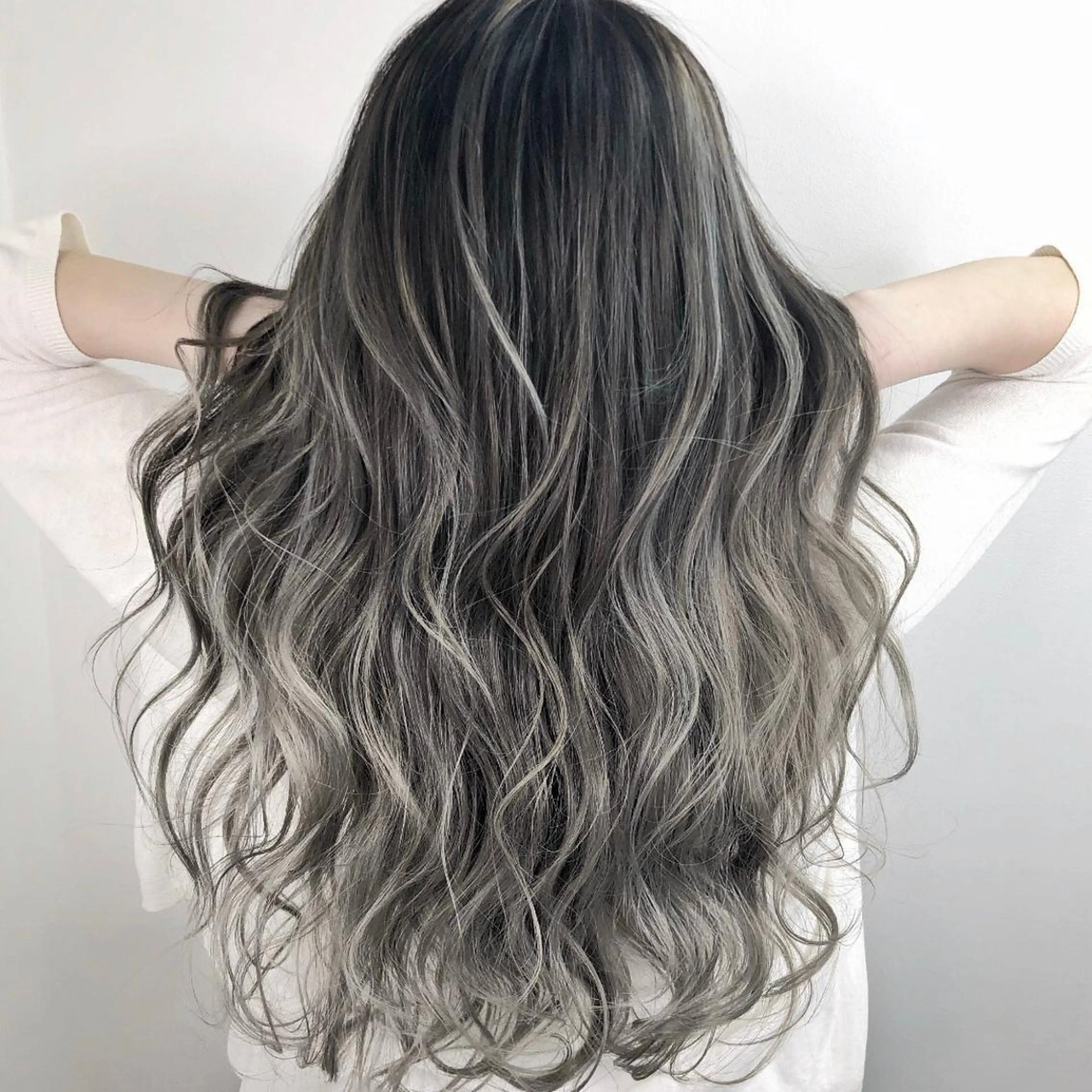 ロング カラー ブリーチ グラデーションカラー グレージュ シルバー シルバーグレージュ 🎊ルービック 京橋店💛のヘアスタイル