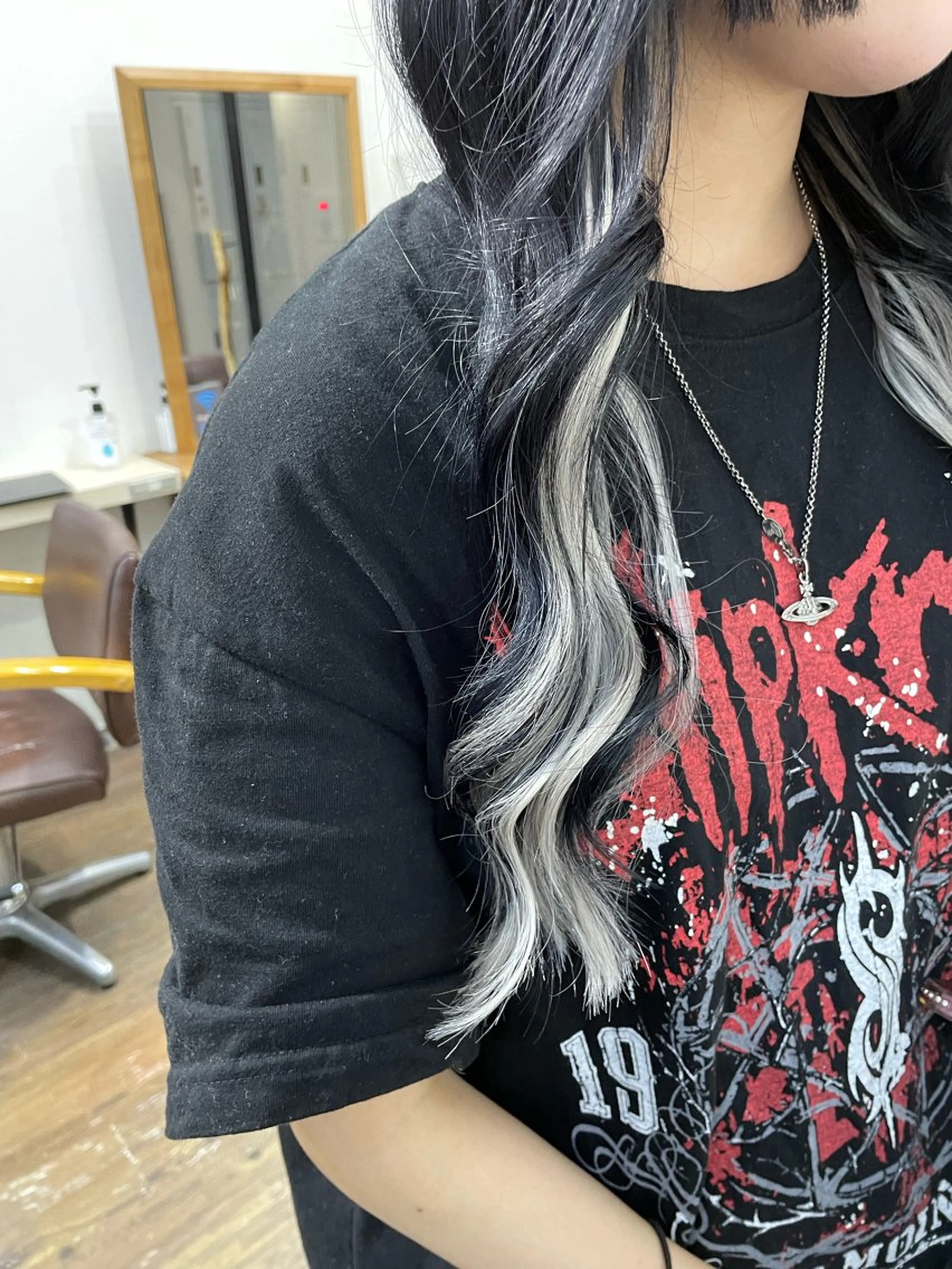 ロング apollo 横浜所属・横浜🦋ハイトーン 🫐耳つぼジュエリーのヘアスタイル