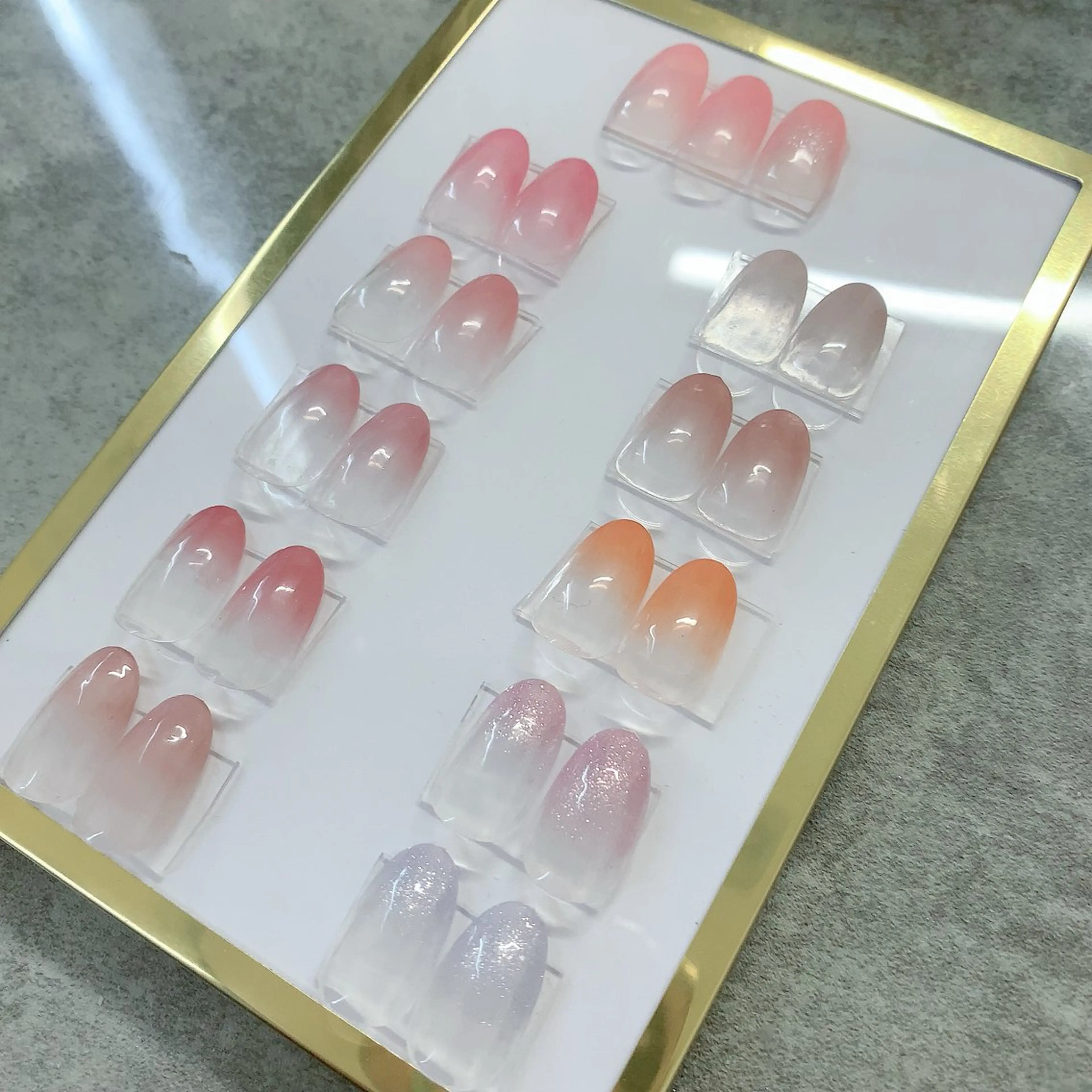 肌馴染みの良いカラーを集めました✨グラデーションの深さのサンプルもございますのでご相談ください♪※濃いカラーは正規料金の写真