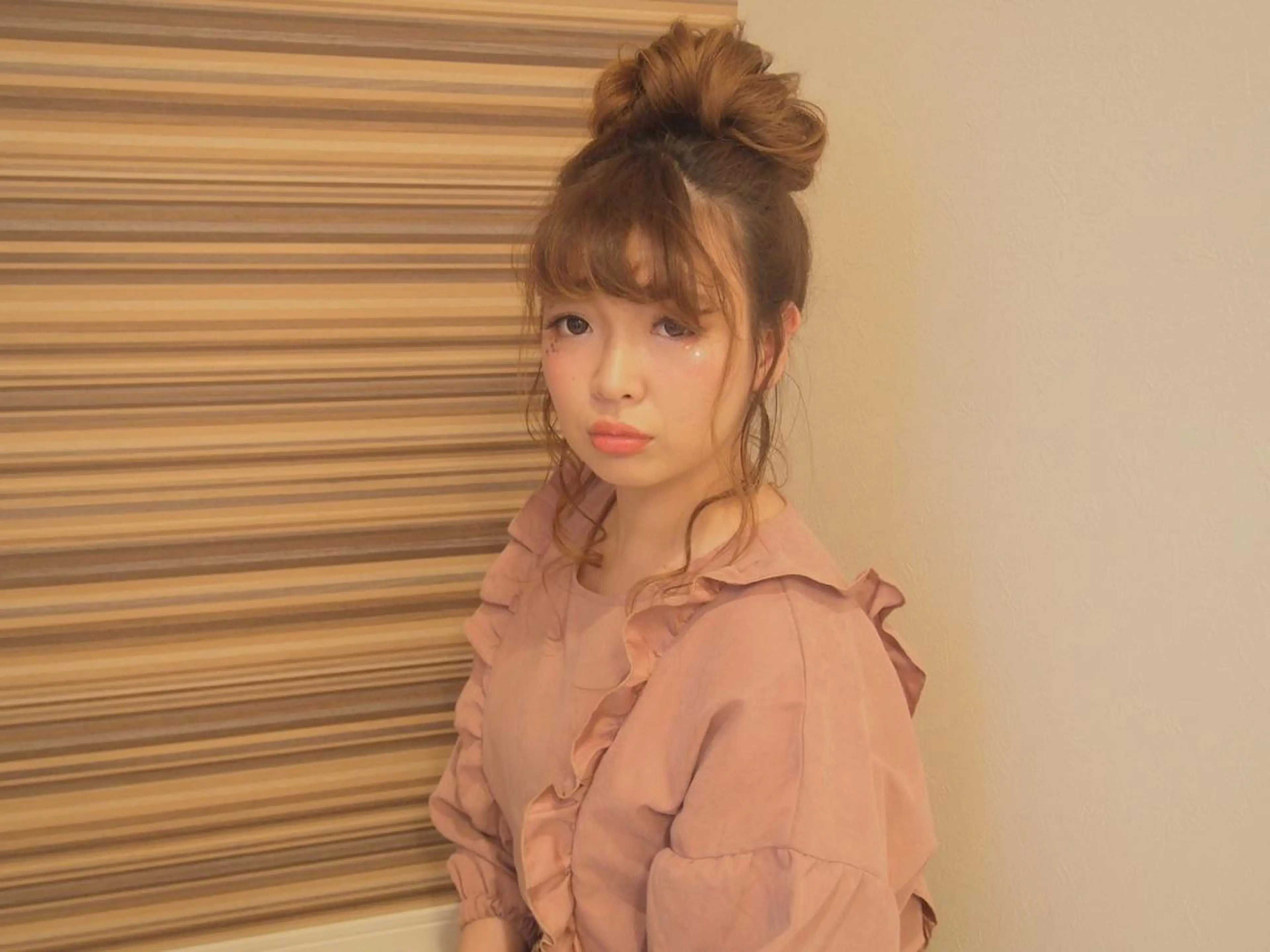 ミディアム セミロング ヘアアレンジ お団子ヘア yeope所属・ハイトーンカラー ブリーチ専門・天神のヘアスタイル