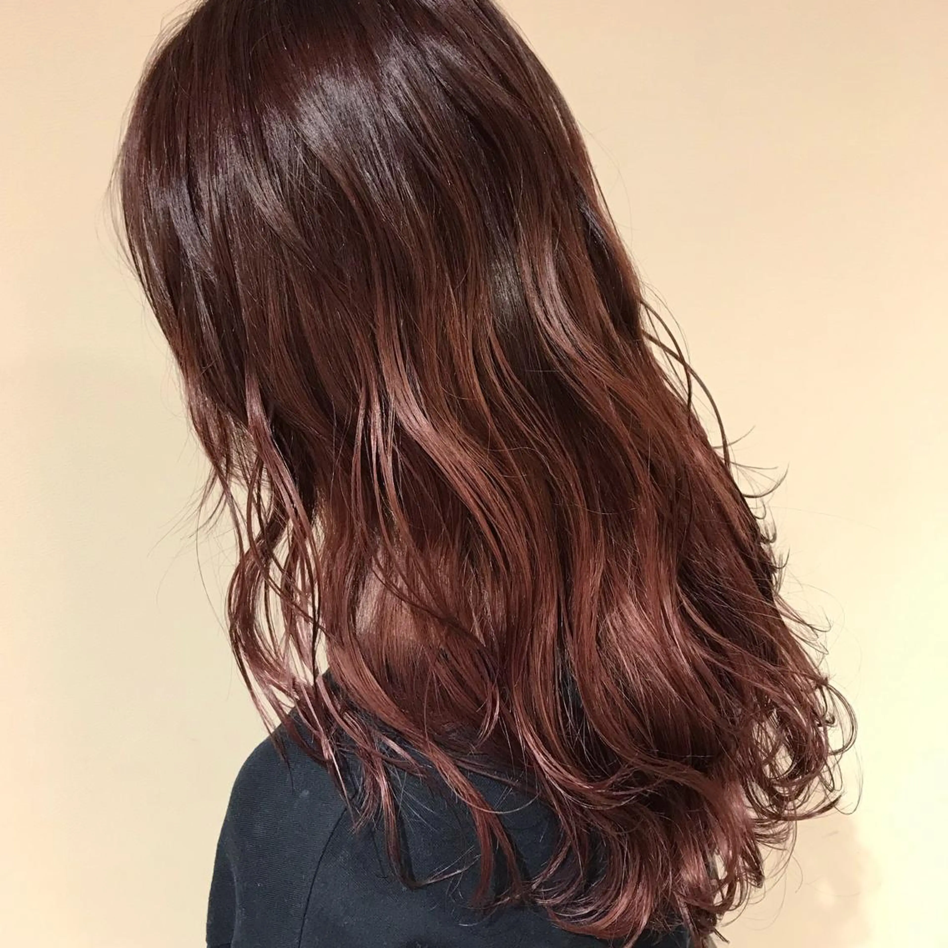 ミディアム カラー アッシュ アッシュグレー アッシュグレージュ バレイヤージュ ベージュカラー AMI Hair  supply所属・髪質改善カラー 韓国風レイヤーのヘアスタイル