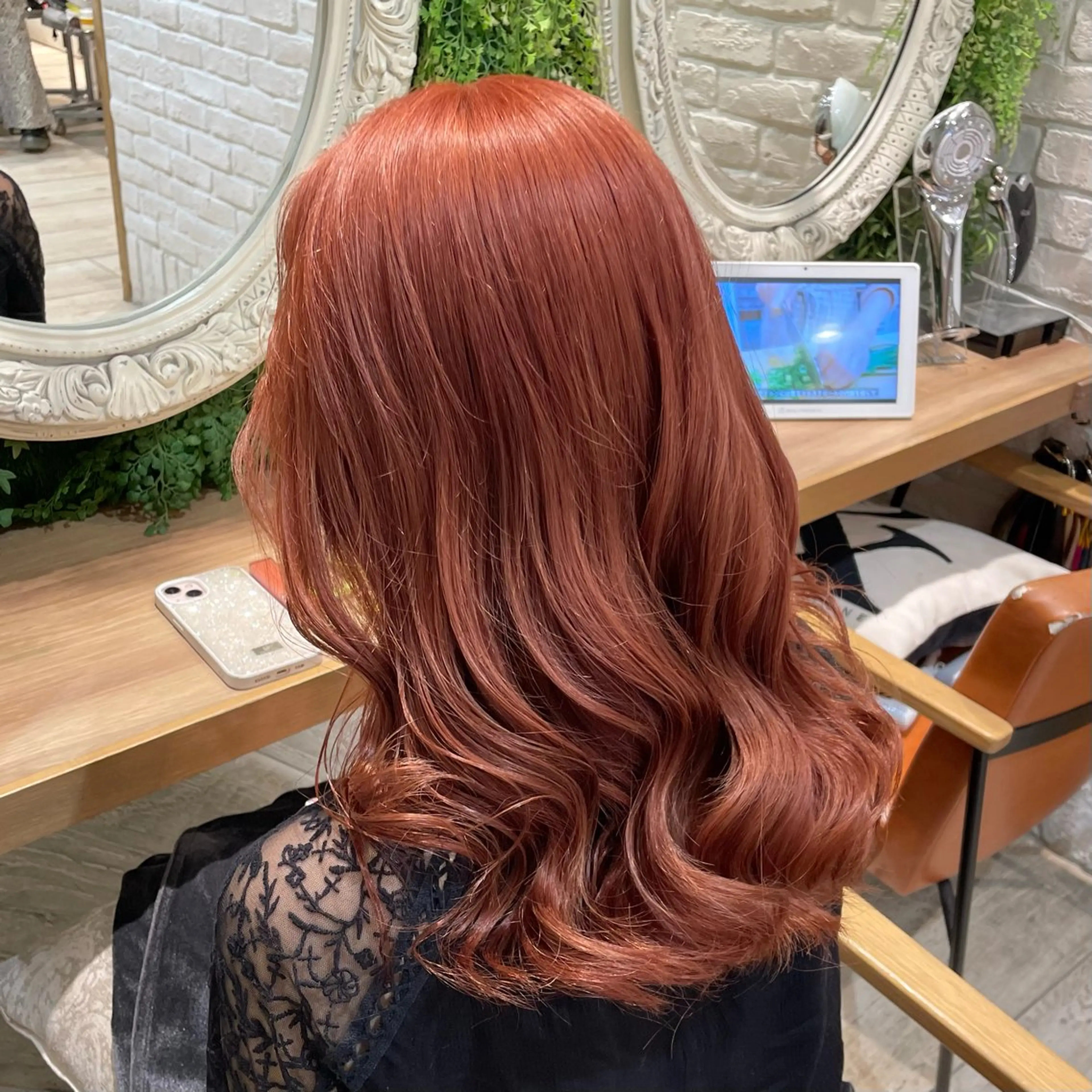 セミロング カラー オレンジ オレンジレッド レッドカラー ヘアカラー 横浜パーマ🌐 暖色カラー🍒もえかのヘアスタイル