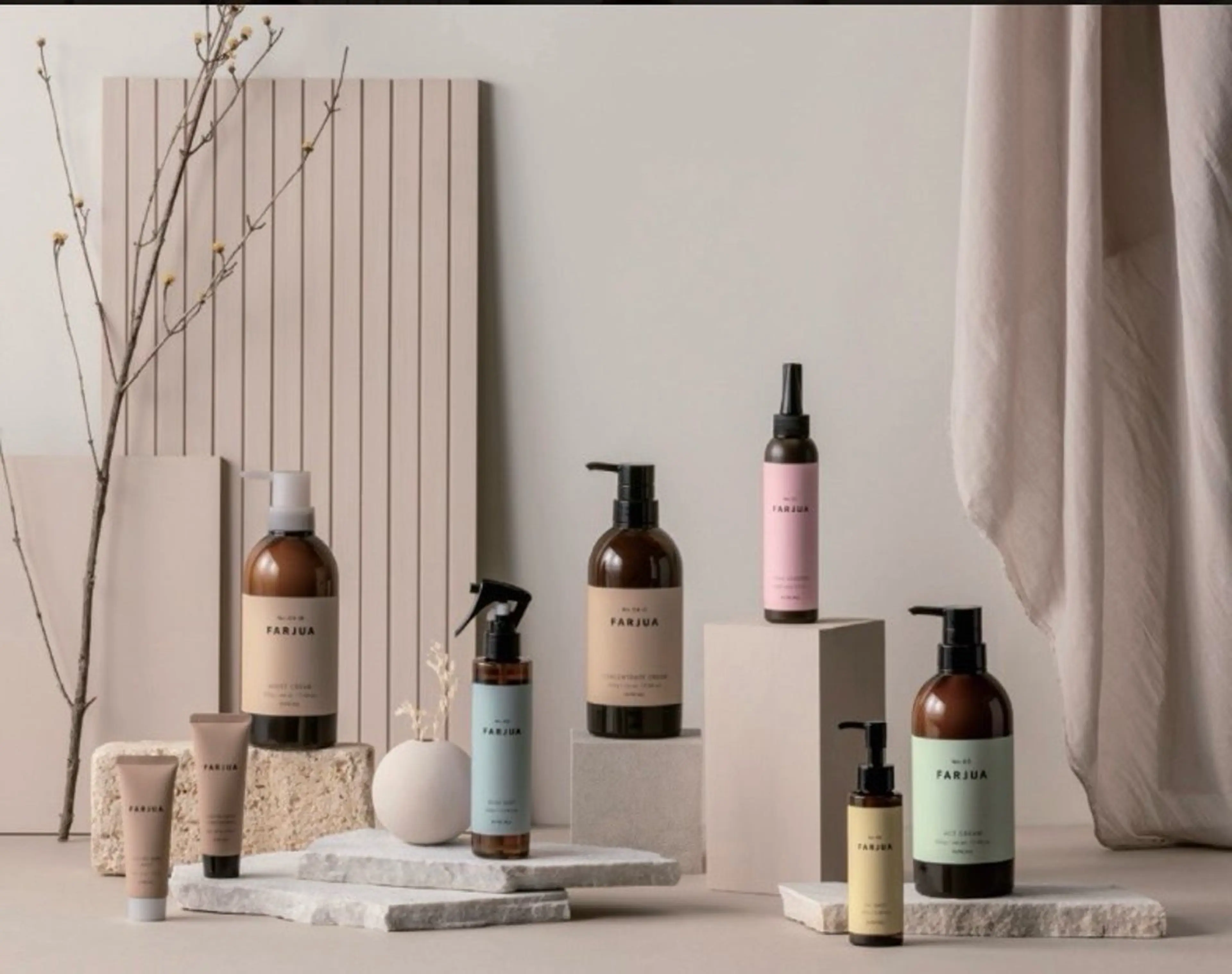 【ファルジュアTrフルロング】　トステア成分配合で、髪内部から潤いを保ち補強し、うねりをおさえ芯からしっかりとした髪へ。の写真