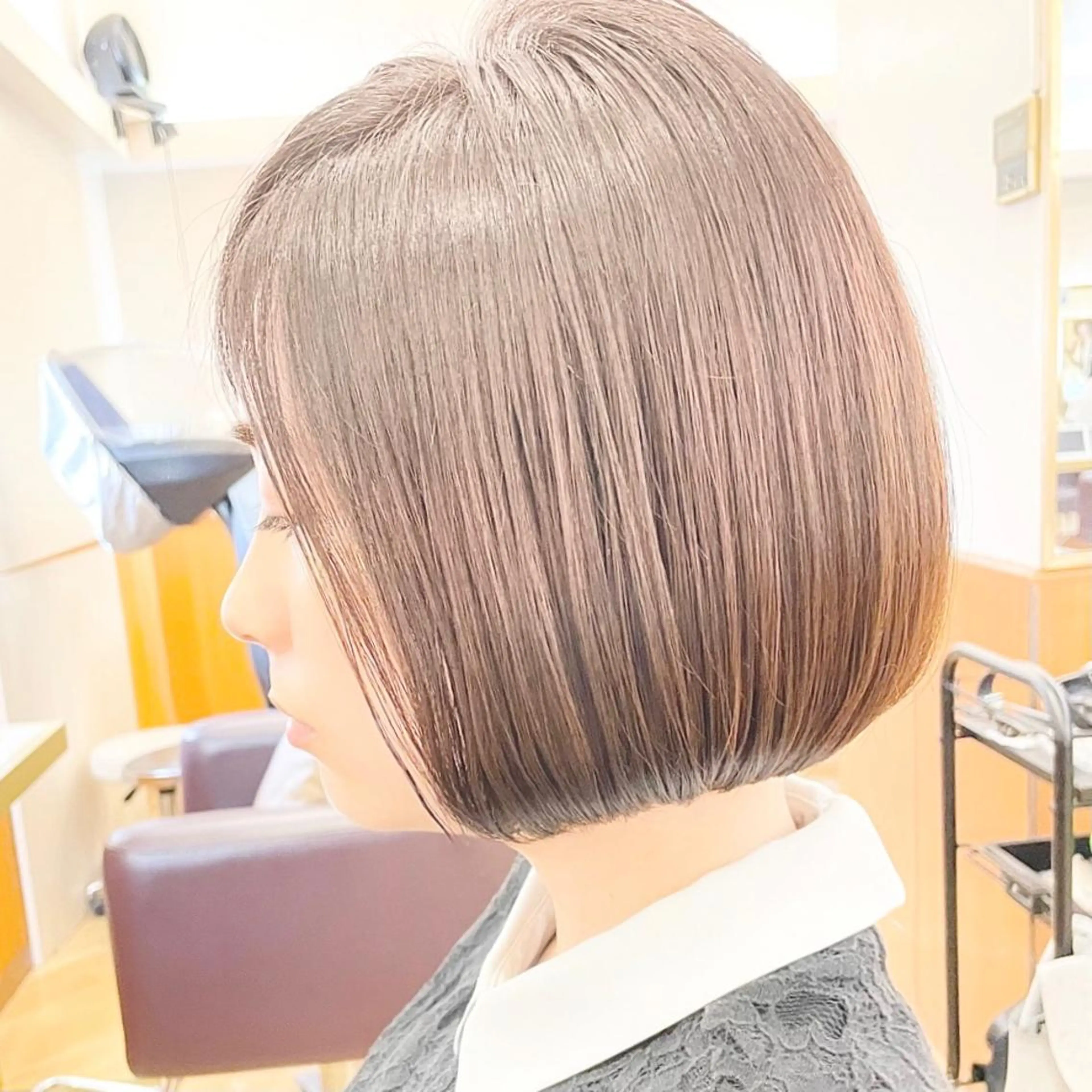 ミディアム カラー ヘアアレンジ キッズ ベージュカラー デザインカラー フォギーベージュ グレージュ ハイライトカラー カット ヘアカラー トリートメント さわ きょうすけ/ ボブ髪質改善ショートのヘアスタイル