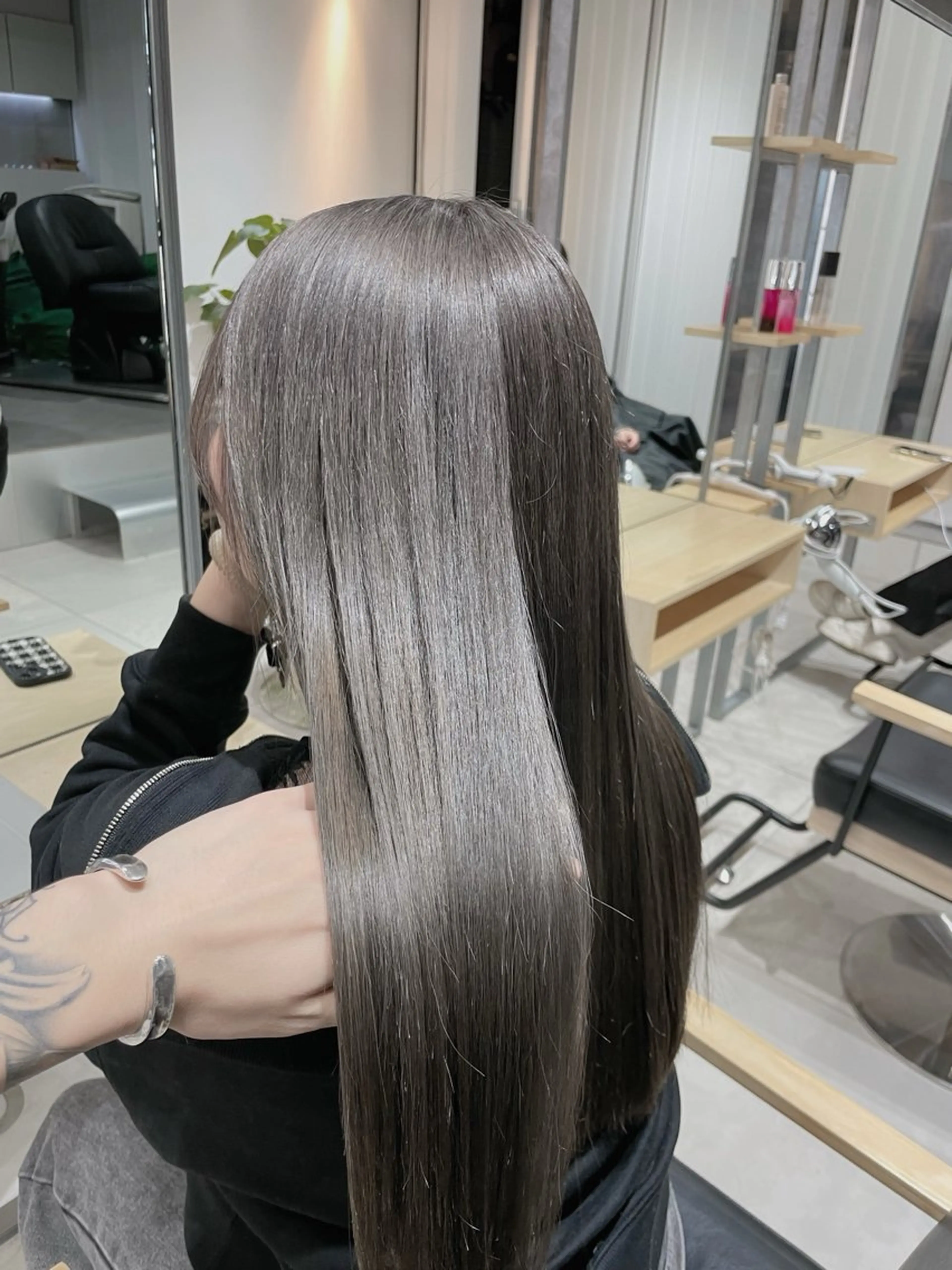 ロング カラー ヘアカラー トリートメント ヘッドスパ ヘアセット 透明感/グレージュ/ ミルクティー/ユウトのヘアスタイル