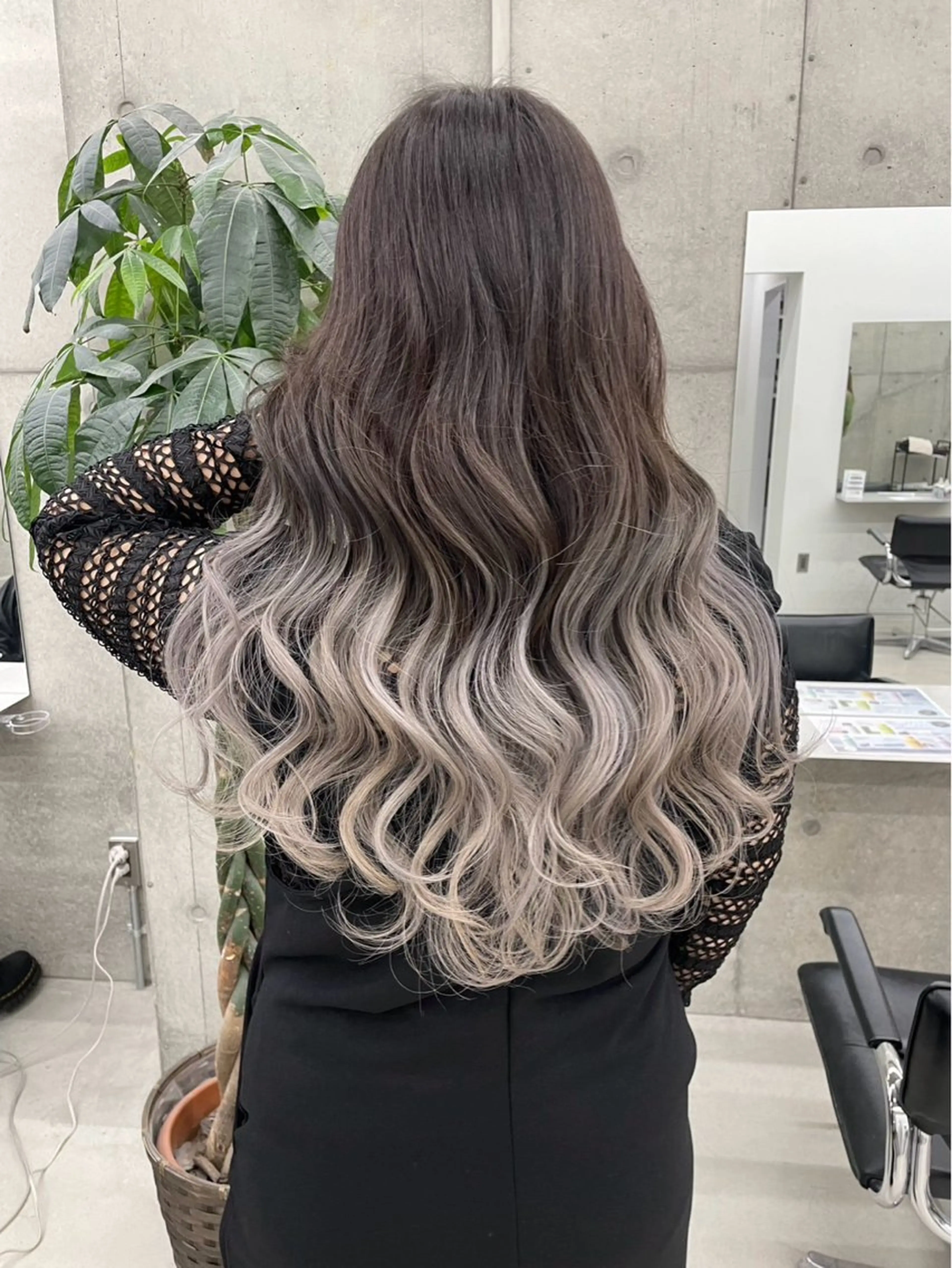 ロング カラー ブリーチ ヘアカラー 八代 珠羽のヘアスタイル