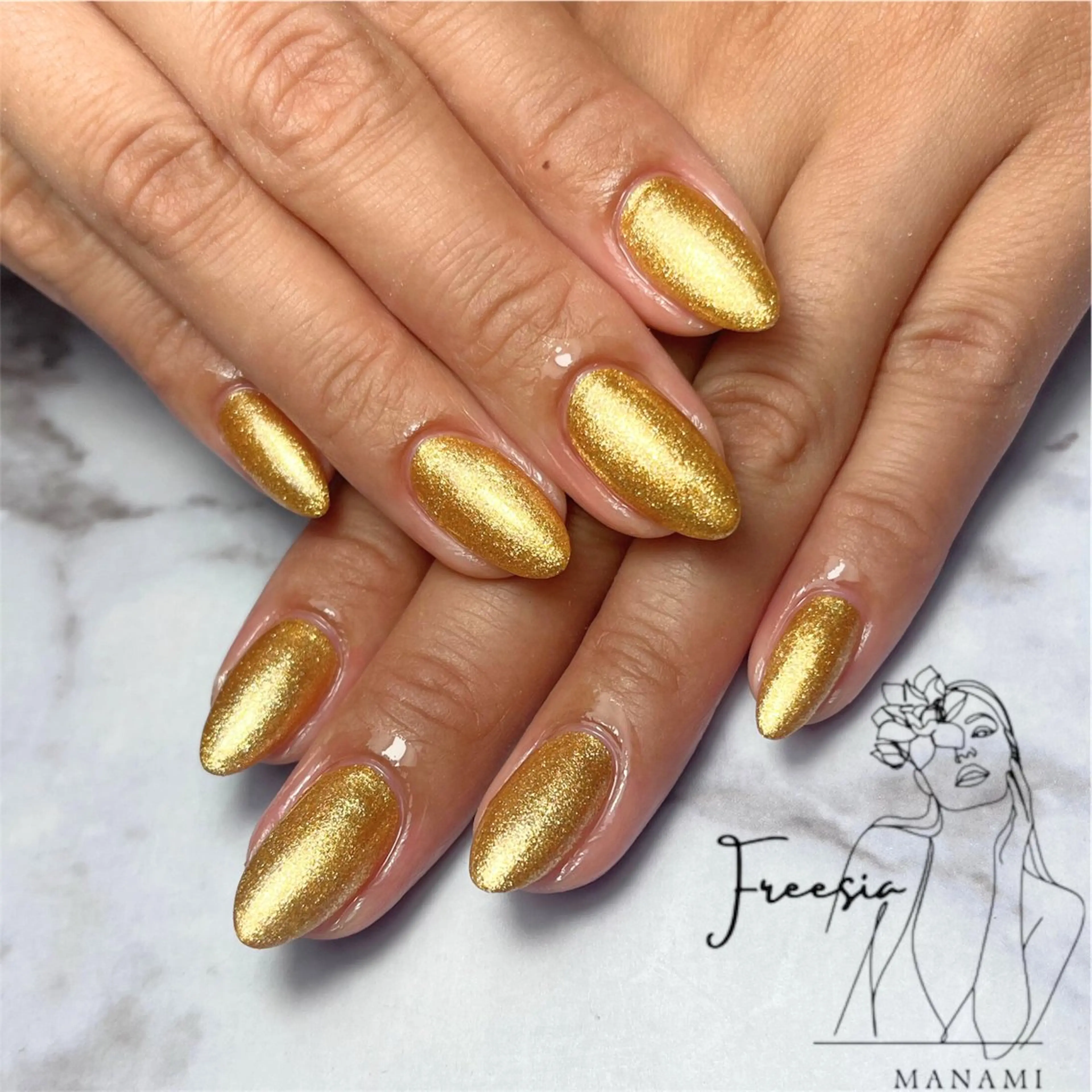 ネイル ゴールド ワンカラーネイル ハンドネイル freesia Manamiのネイルデザイン