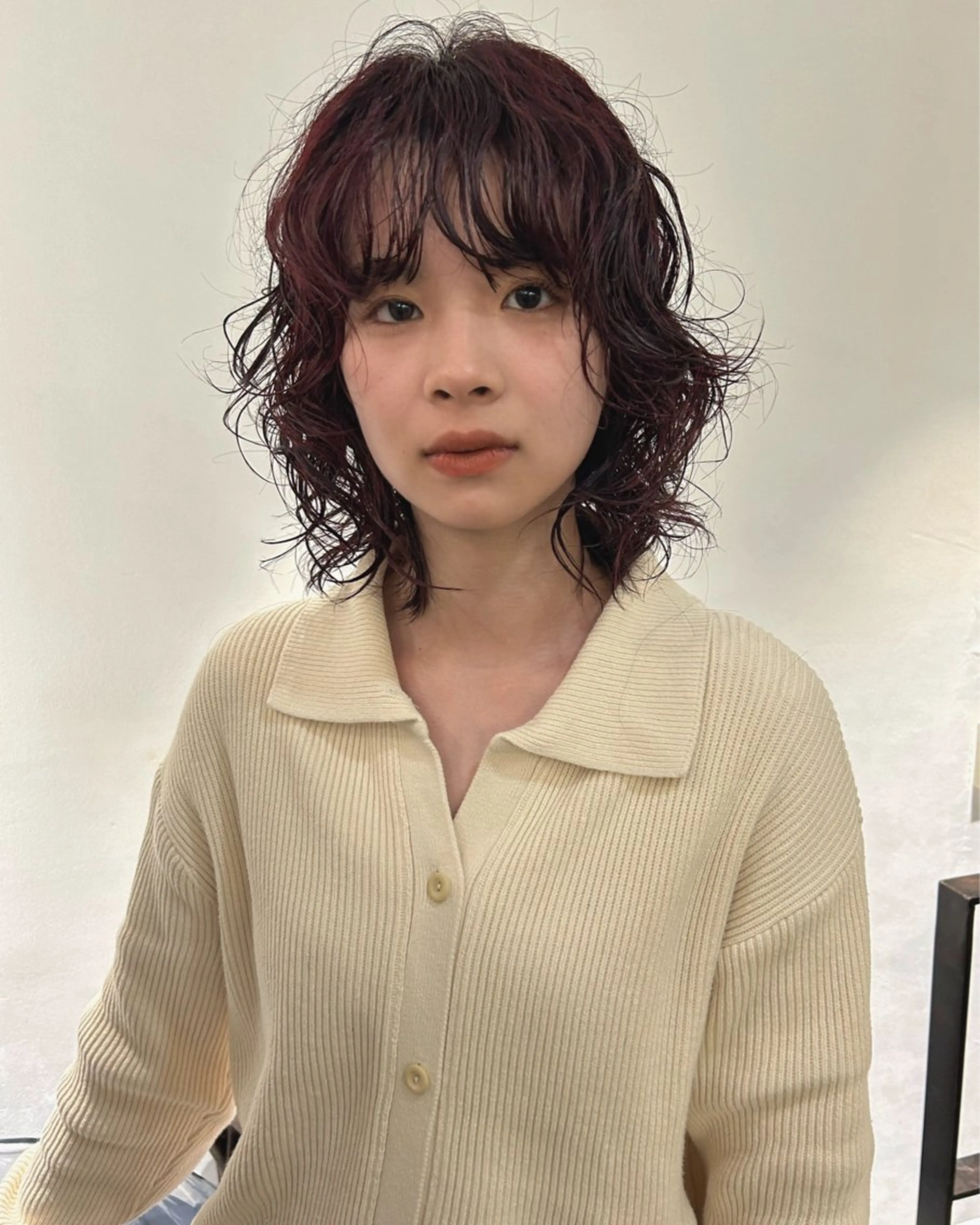 ミディアム カラー パーマ ミディアムパーマ ボルドーカラー ボブ ウルフカット カット ヘアカラー パーマ Loom.所属・村上雅人 ナチュラルモードのヘアスタイル