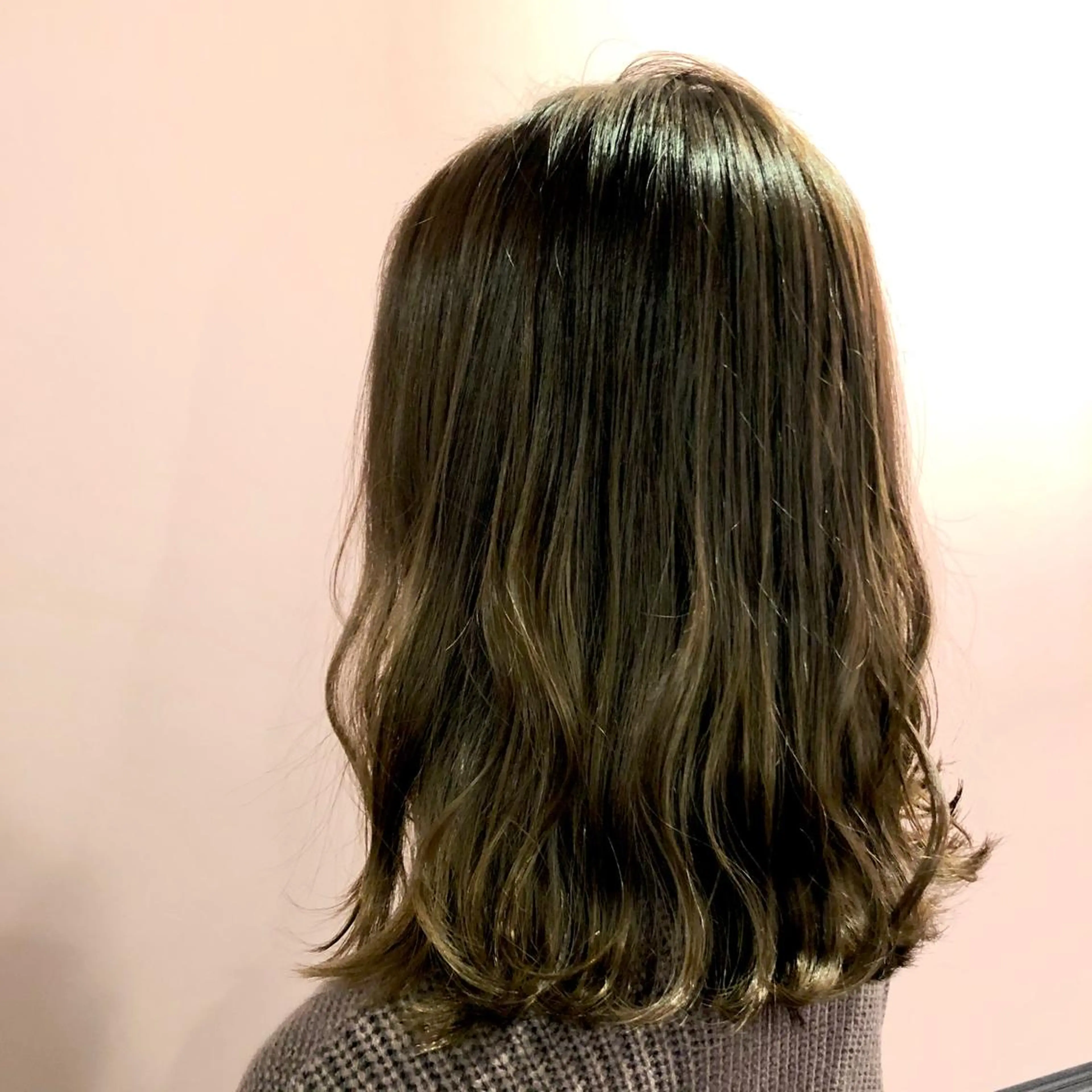 ミディアム カラー ベージュカラー オリーブベージュ カット ヘアカラー トリートメント ✨髪質改善縮毛矯正✨ 宇田川修平のエステ・リラクイメージ