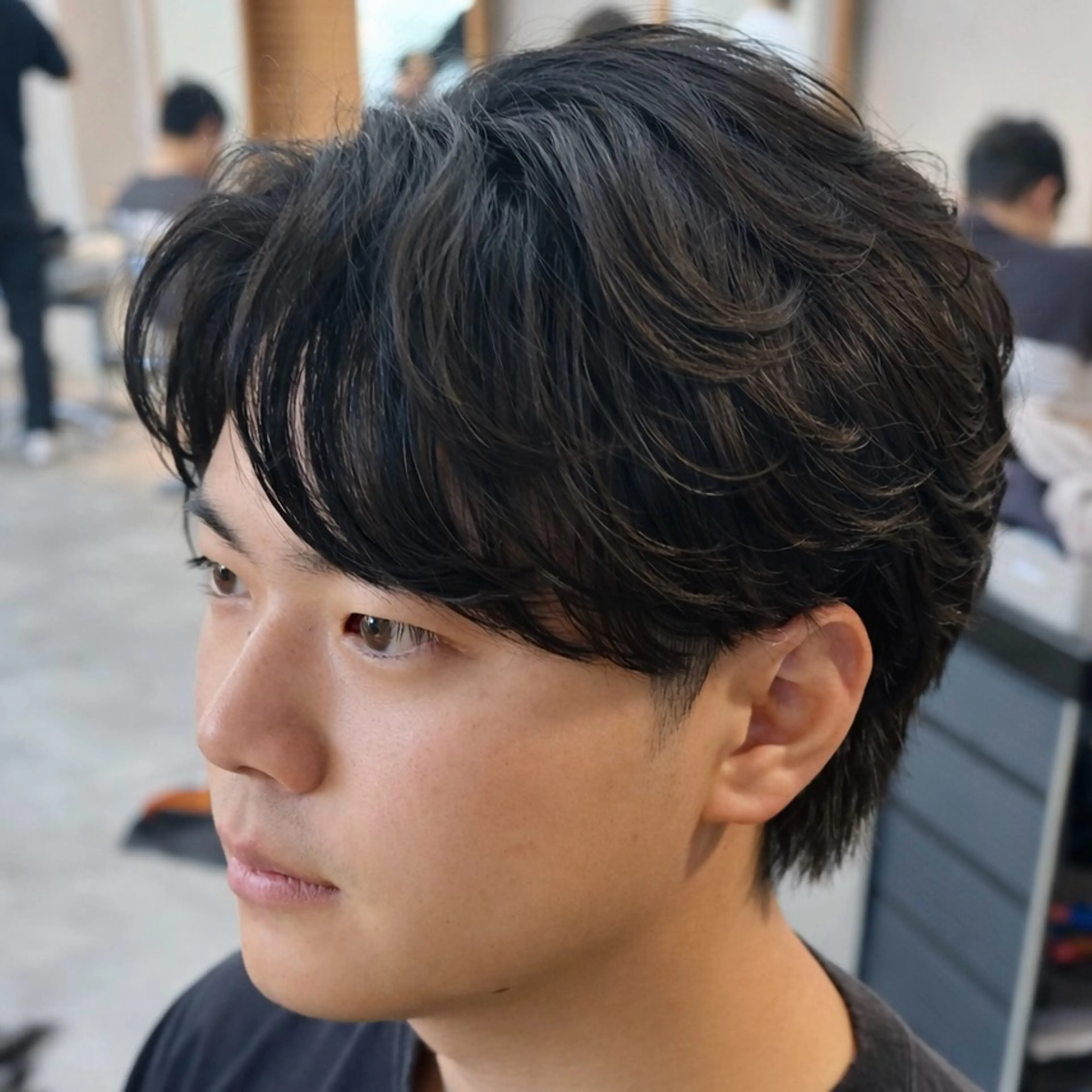 パーマ メンズ センターパート フェザーパーマ メンズ韓国風 メンズパーマ 刈り上げ カット パーマ 男の理想を叶える🔥 メンズパーマ特化｜関のヘアスタイル