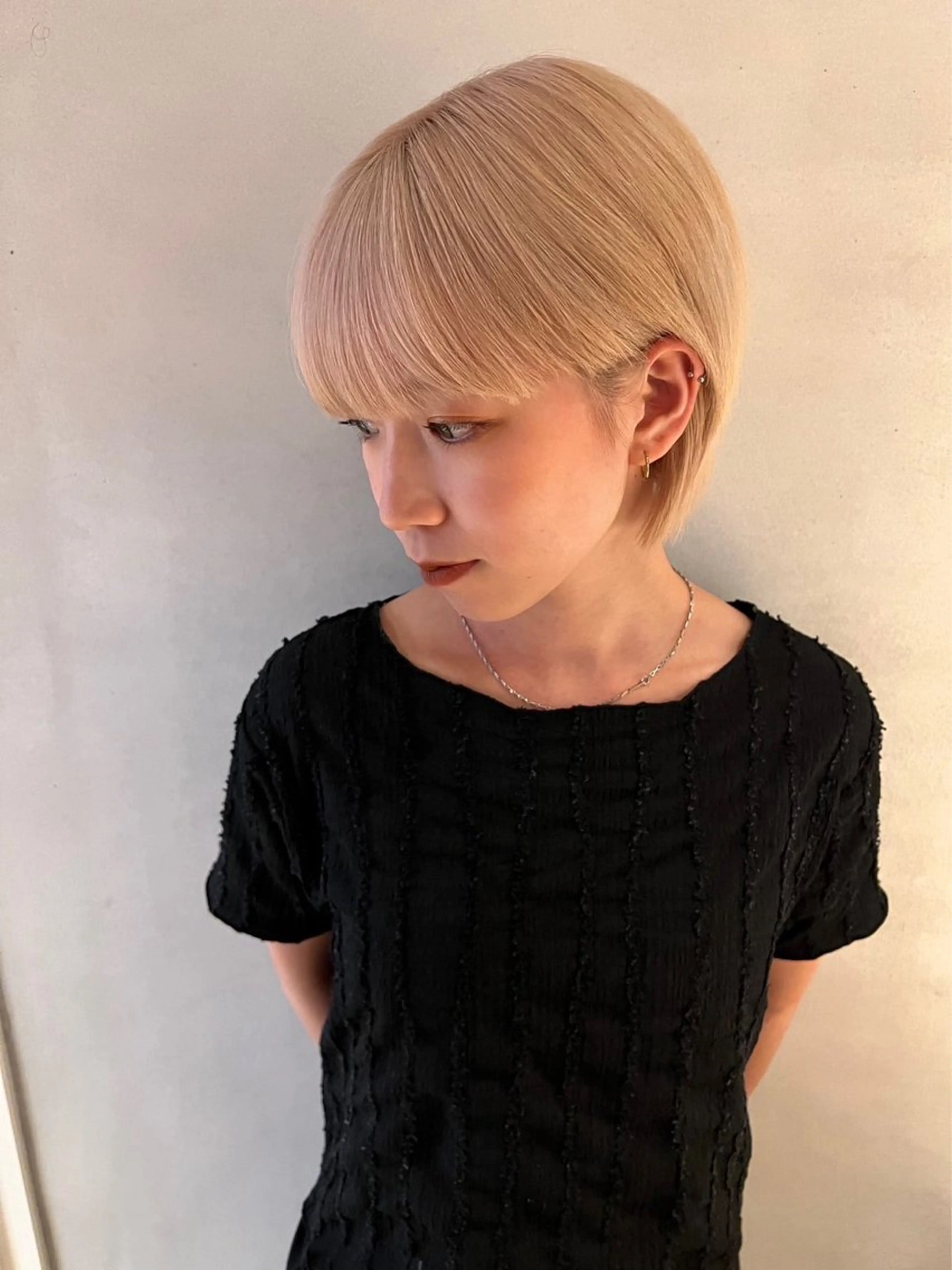 ショート カット ヘアカラー ミルクティーベージュ outaのヘアスタイル