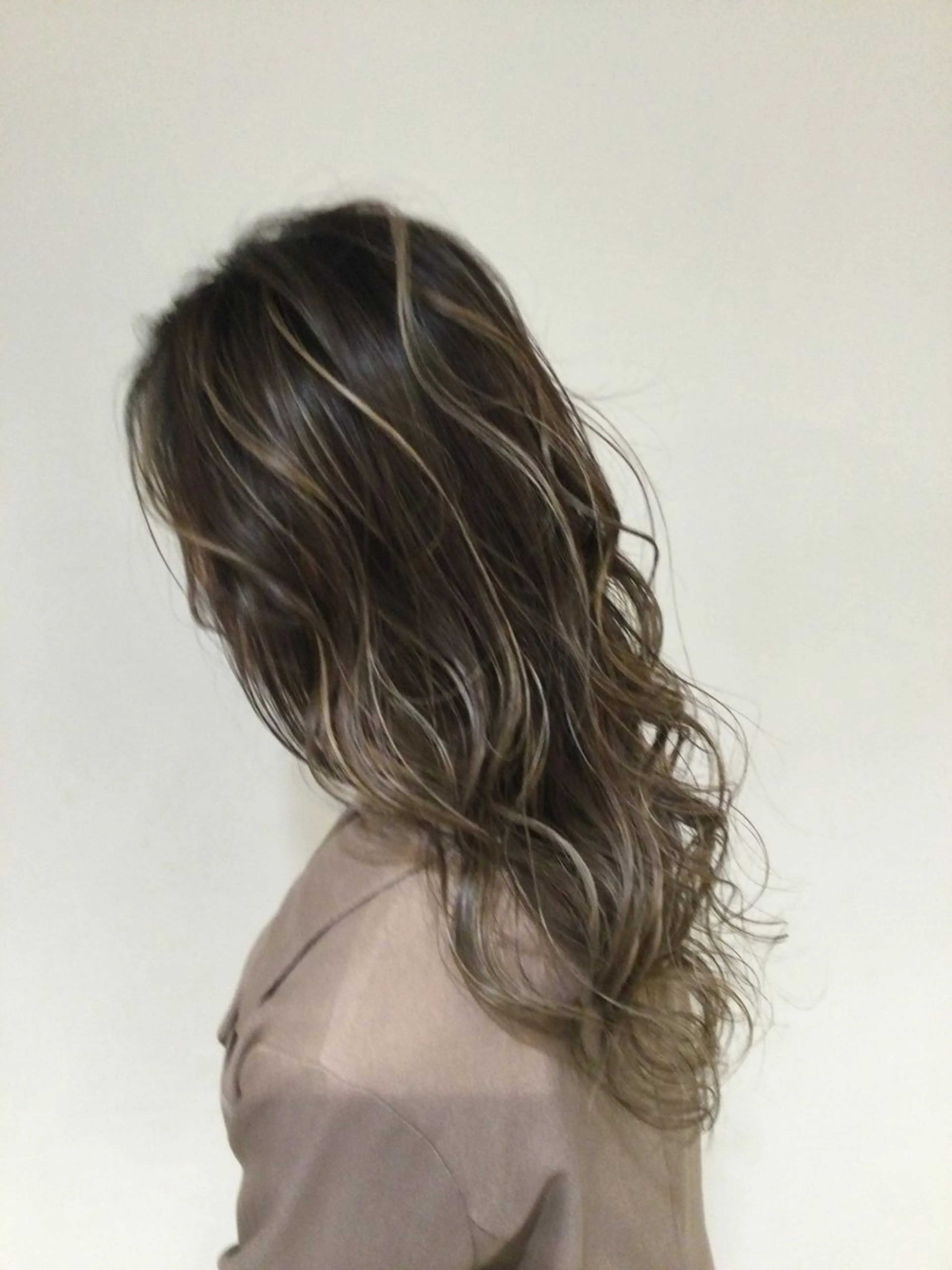 ロング カラー アッシュ バレイヤージュ ベージュカラー ブリーチ ケアブリーチ AMI Hair  supply所属・髪質改善カラー 韓国風レイヤーのヘアスタイル