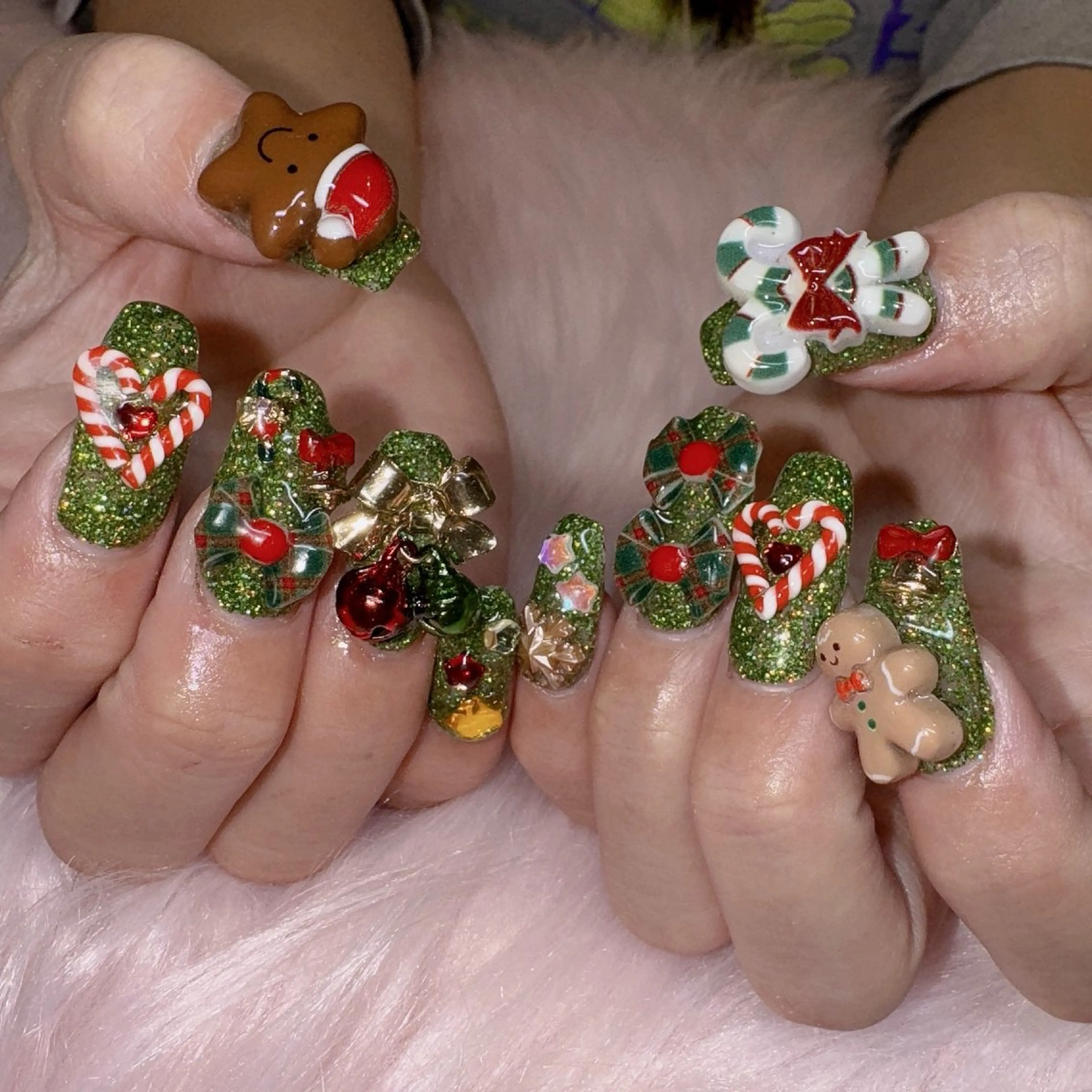 ネイル 冬ネイル クリスマス ハンドネイル RIEKO🍒 ワンホン♡推しネイルのネイルデザイン