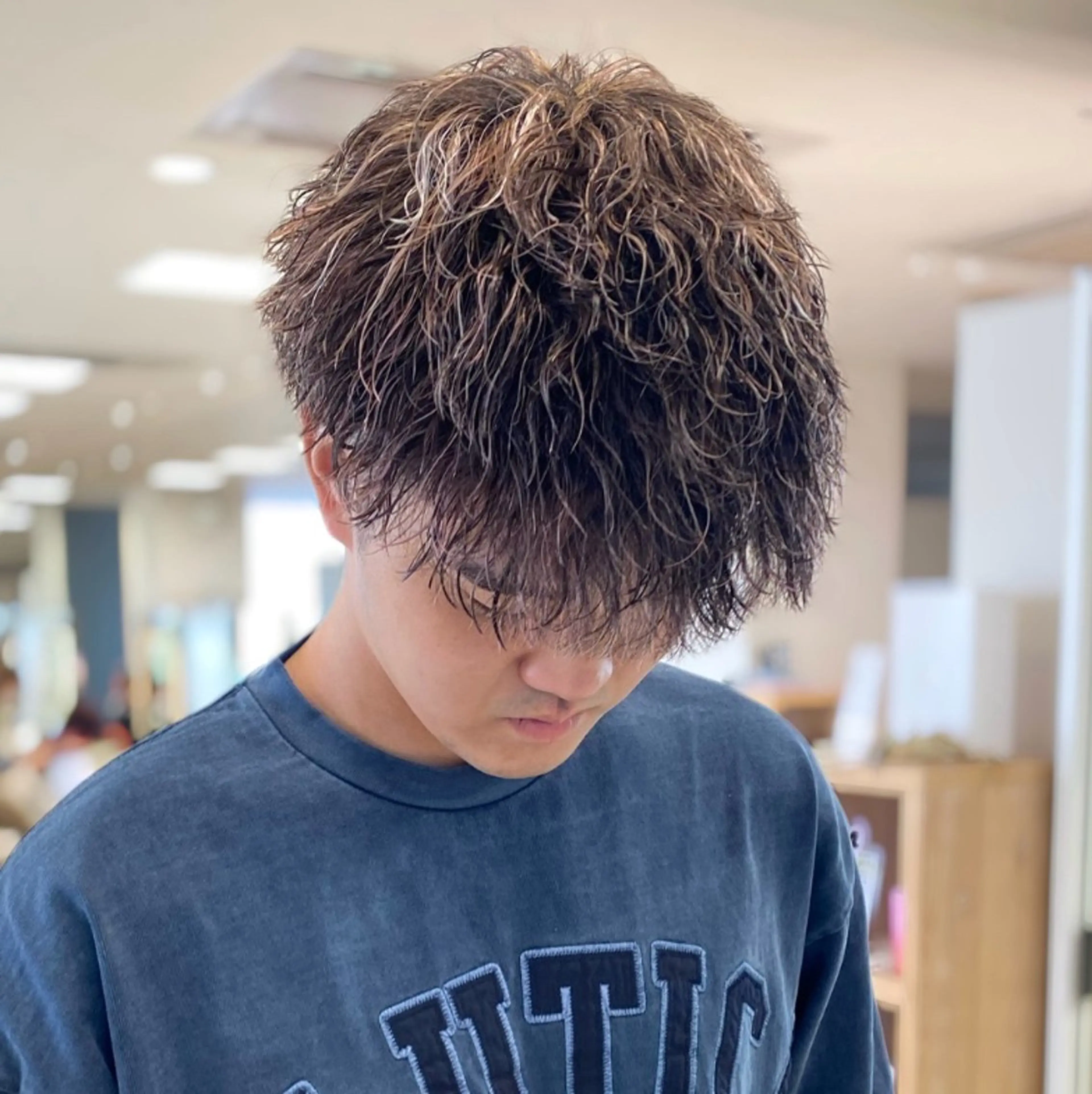 ショート パーマ メンズ フェザーパーマ メンズパーマ 波巻きパーマ ニュアンスパーマ 銀座/ハイライト特化 🌿ブリーチ/片山のヘアスタイル