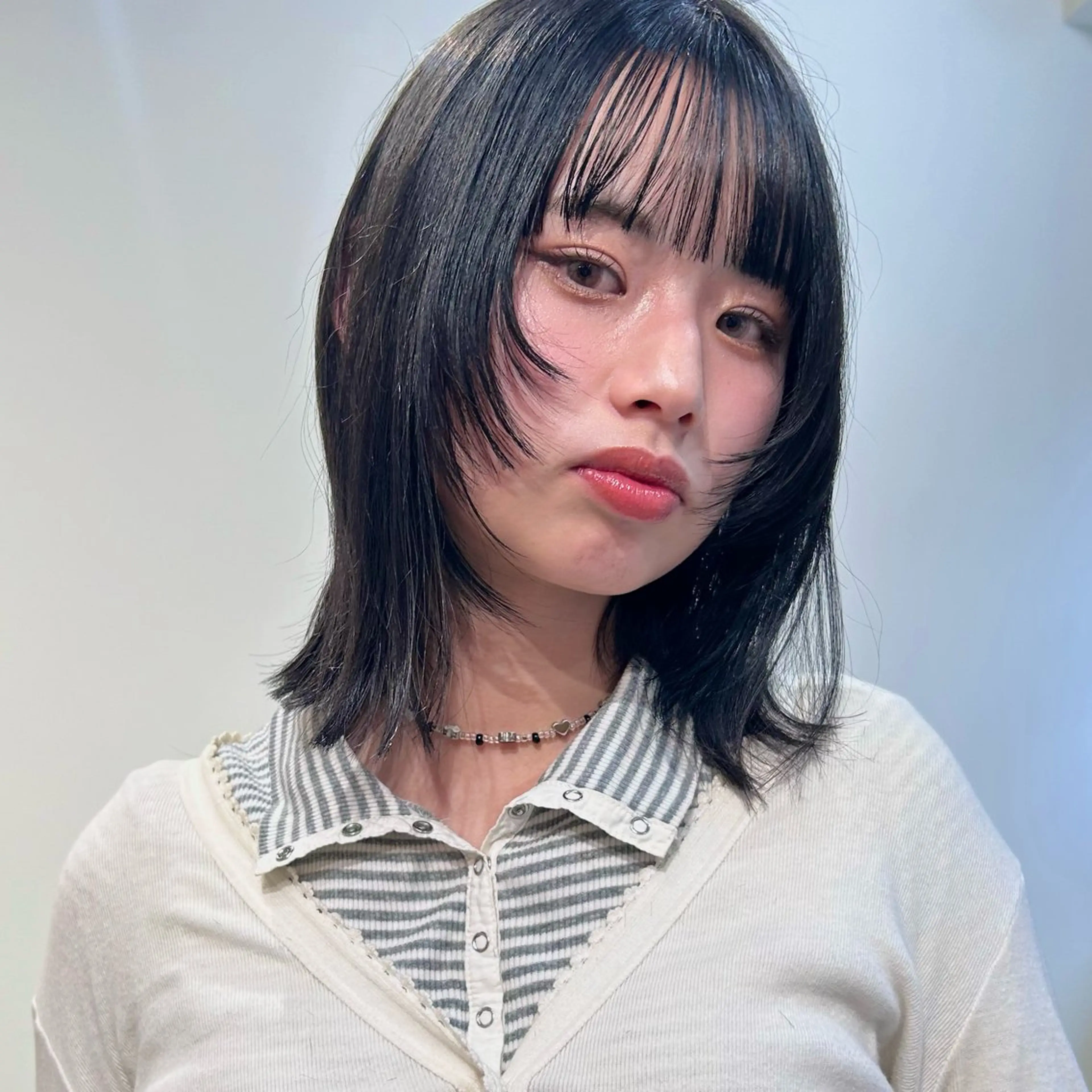 ミディアム 顔まわりレイヤー レイヤーカット Maruquee de mashu所属・みうら ありさのヘアスタイル