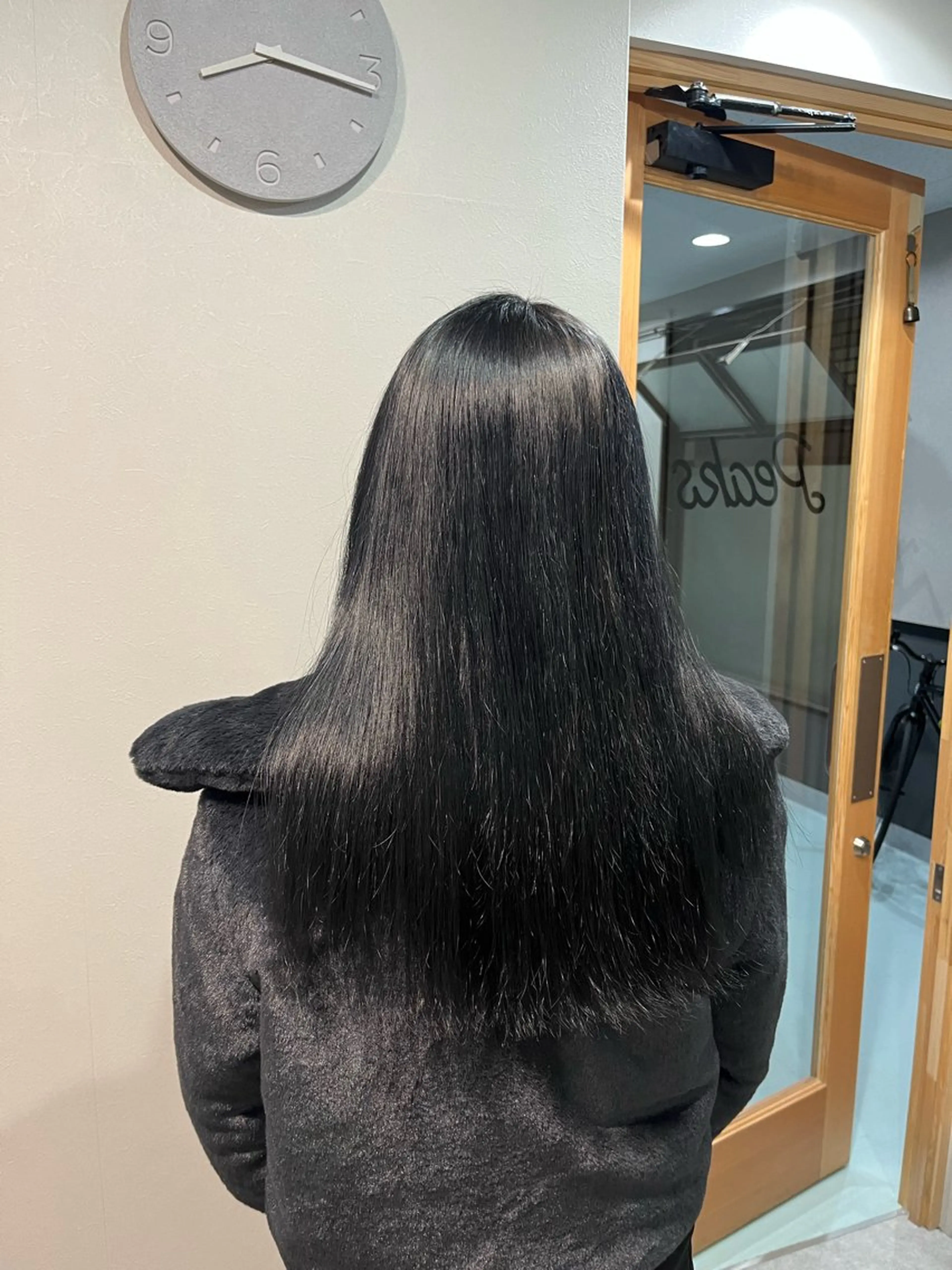 ロング カラー 黒髪 ブリーチ ブルーカラー ブルーブラック 透明感カラー eMir... 武蔵小杉所属・新舘 怜奈のヘアスタイル