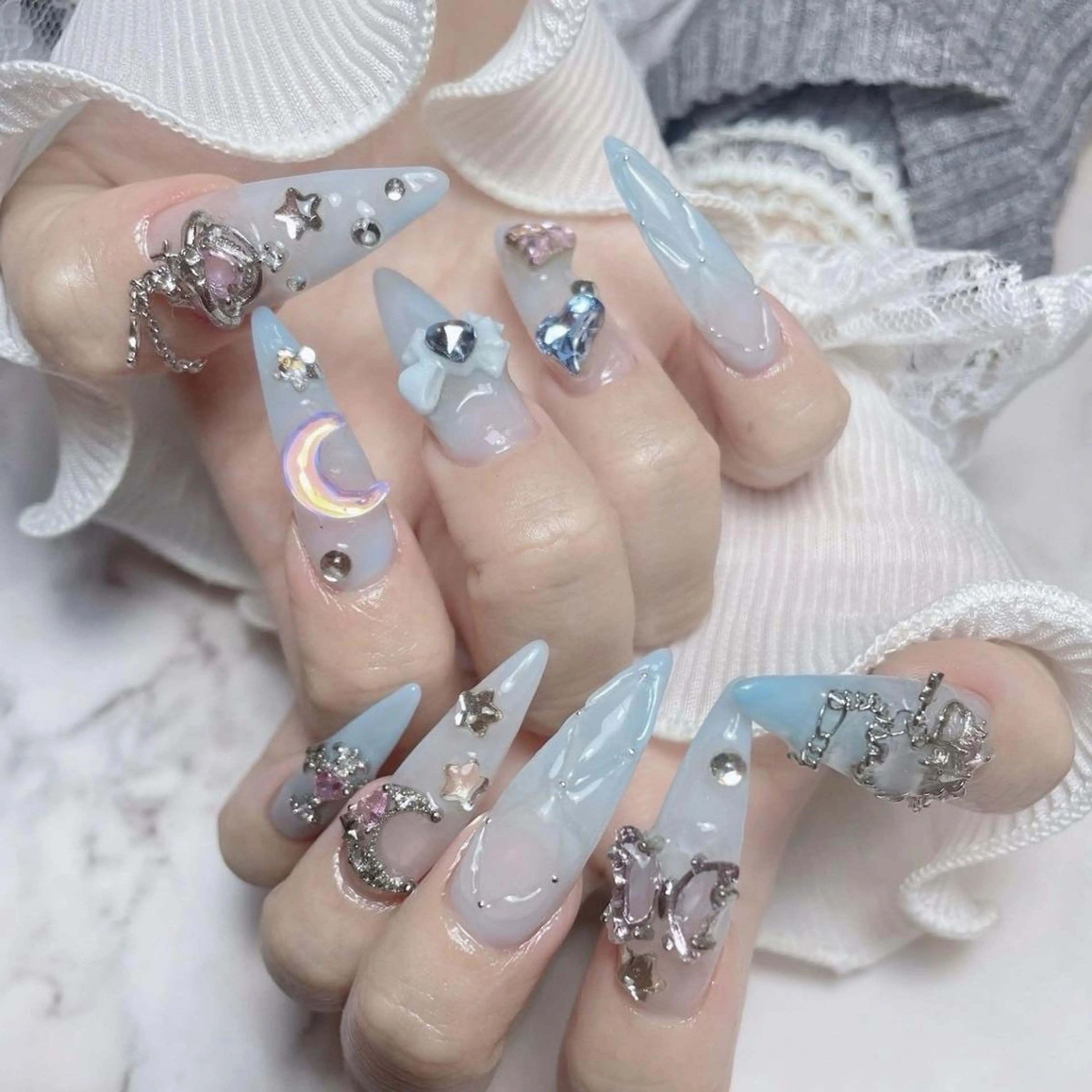 ネイル RAFFINE 月🦋🩵のネイルデザイン