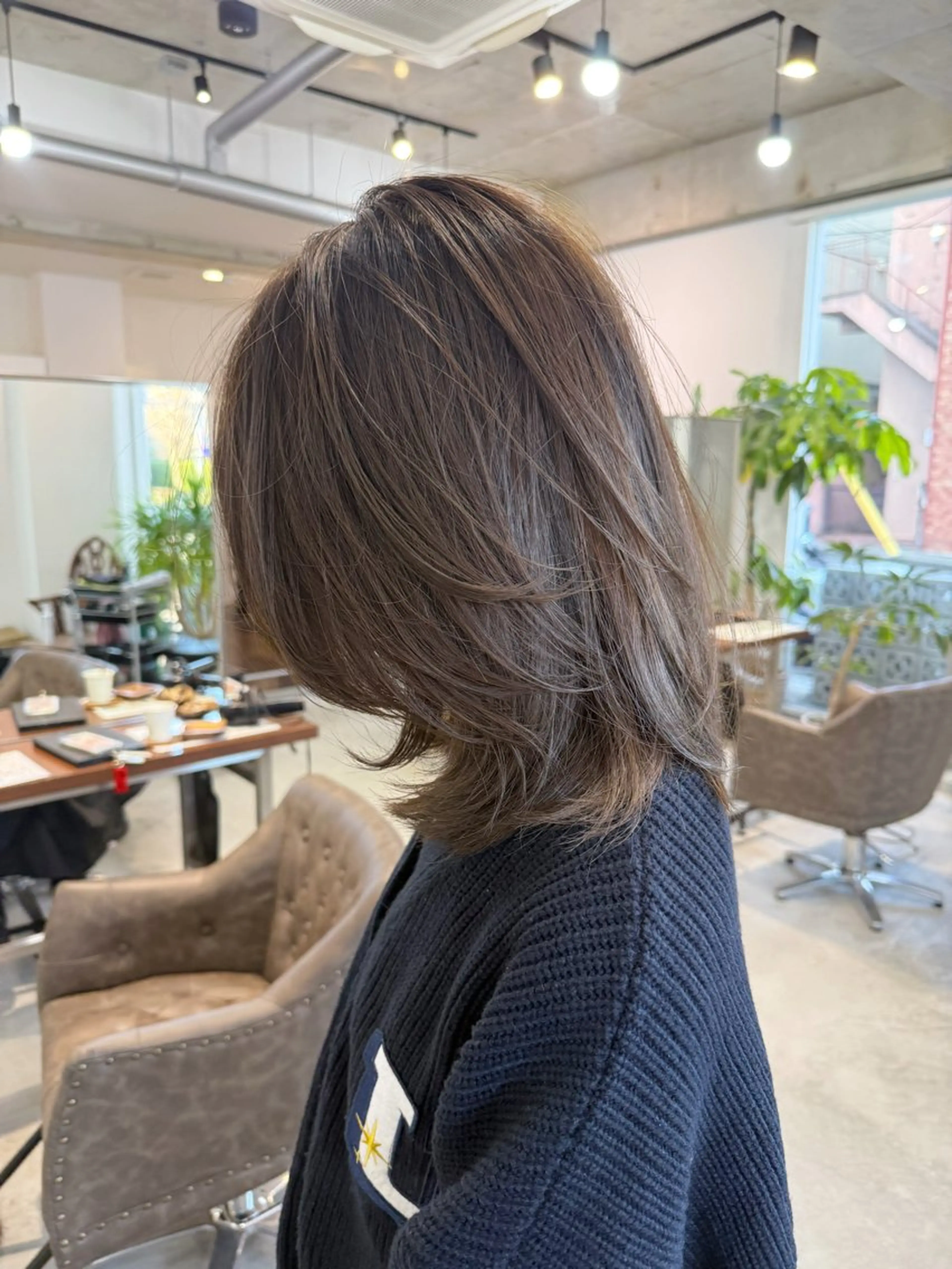 ミディアム カット ヘアカラー トリートメント カイリ /レイヤーカットのヘアスタイル