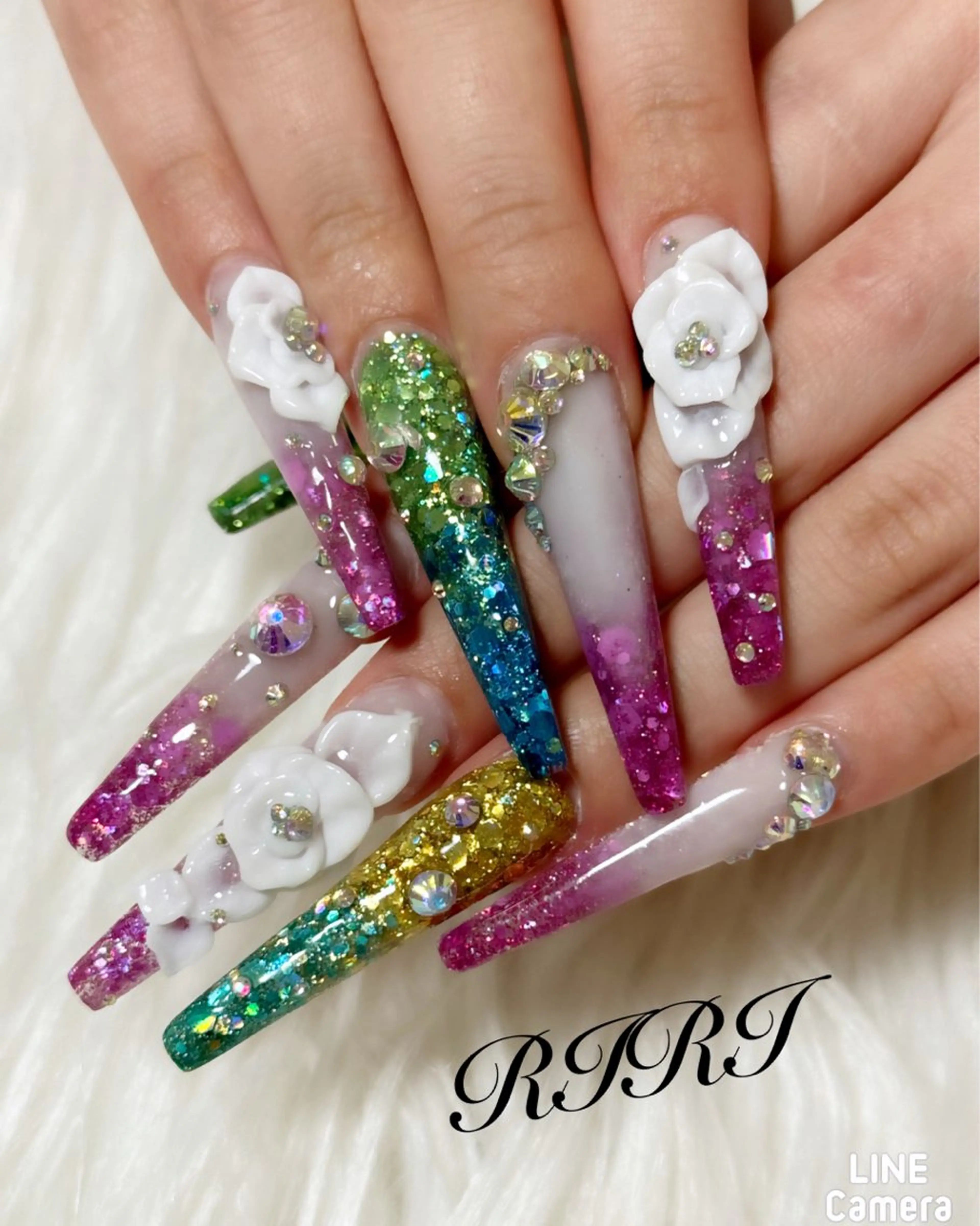 ネイル フラワーネイル ジェルネイル キラキラネイル 韓国ネイル ラメ(グリッター) ハンドネイル riri オーナーのネイルデザイン