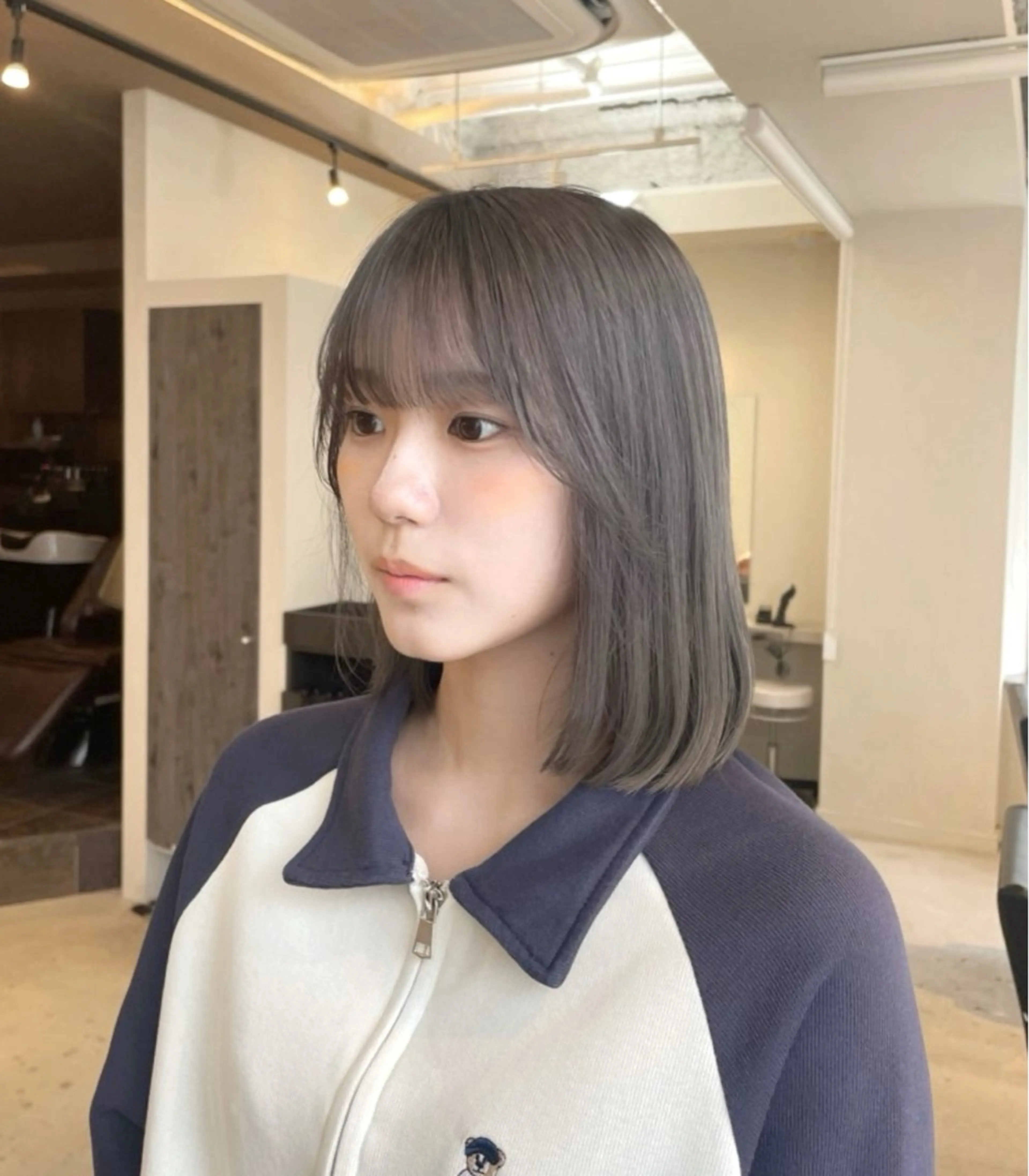ミディアム カラー ブリーチ グレージュ オリーブグレージュ オリーブグレー 卒業式のヘアスタイル tiel【ティエル】所属・tiel 小山莉々のヘアスタイル