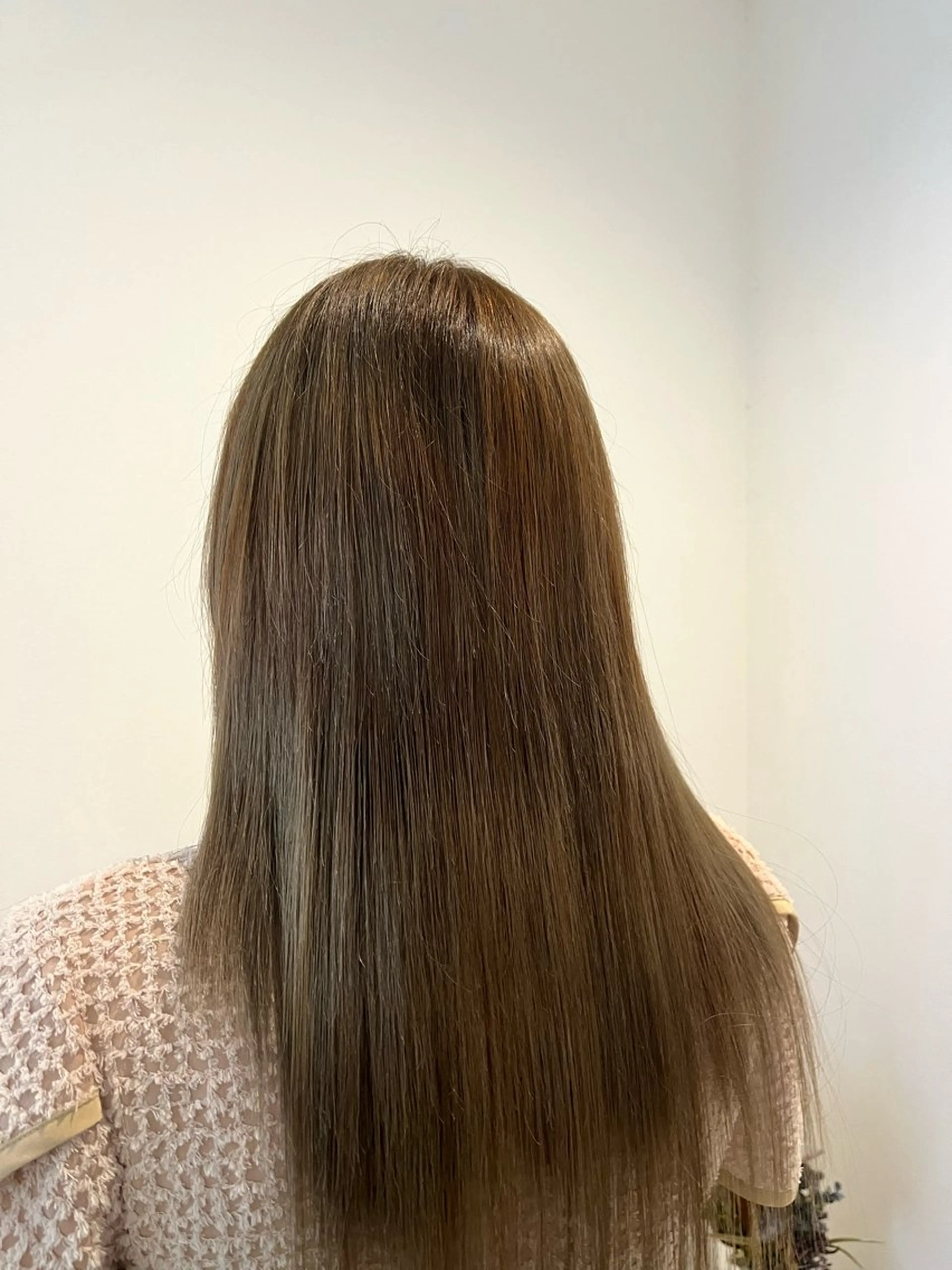 セミロング カラー ブリーチ グレージュ ヘアカラー 黒川 綾音のヘアスタイル