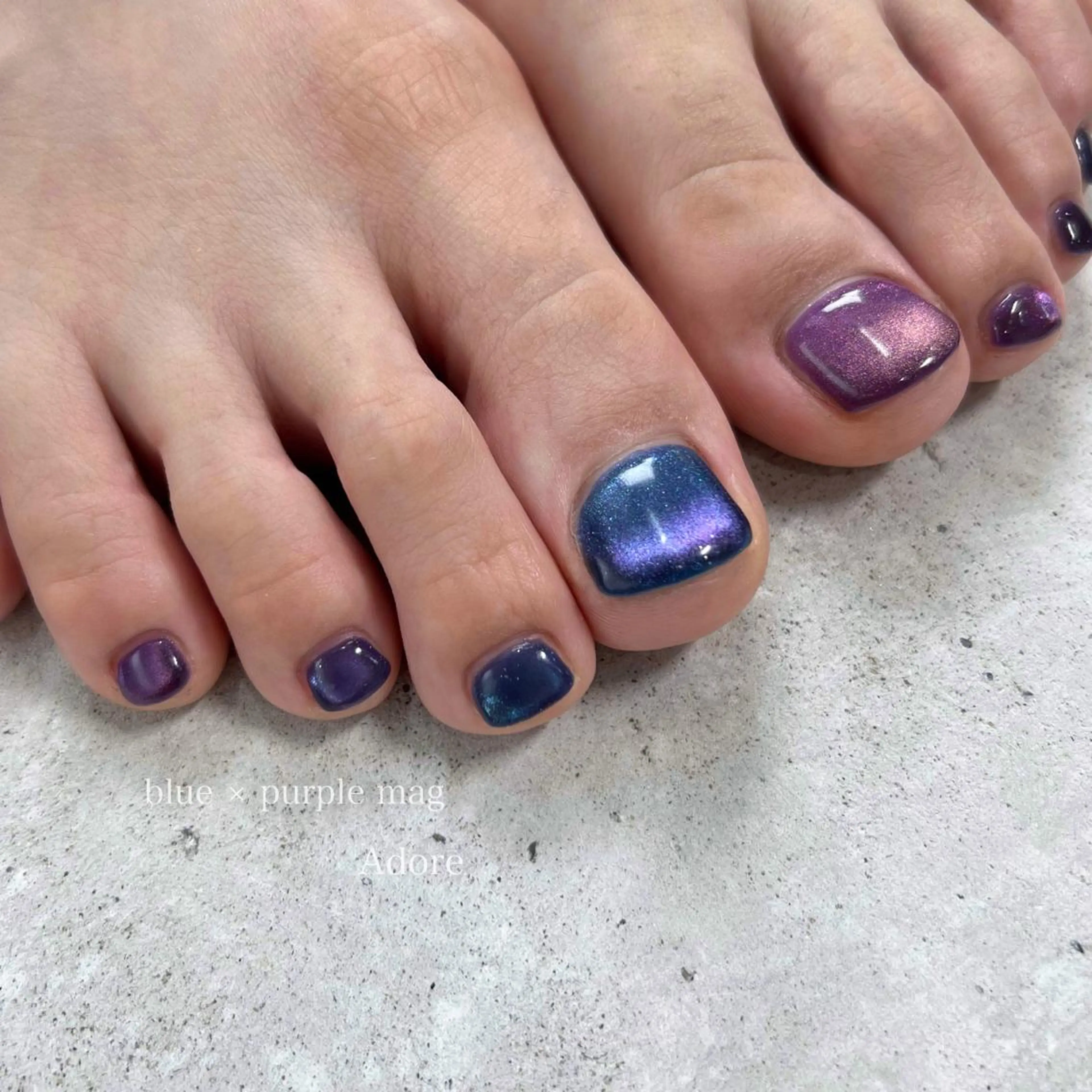 ネイル フットネイル マグネットネイル ビー玉ネイル ワンカラーネイル 夏ネイル フットネイル Nail Adore.のネイルデザイン