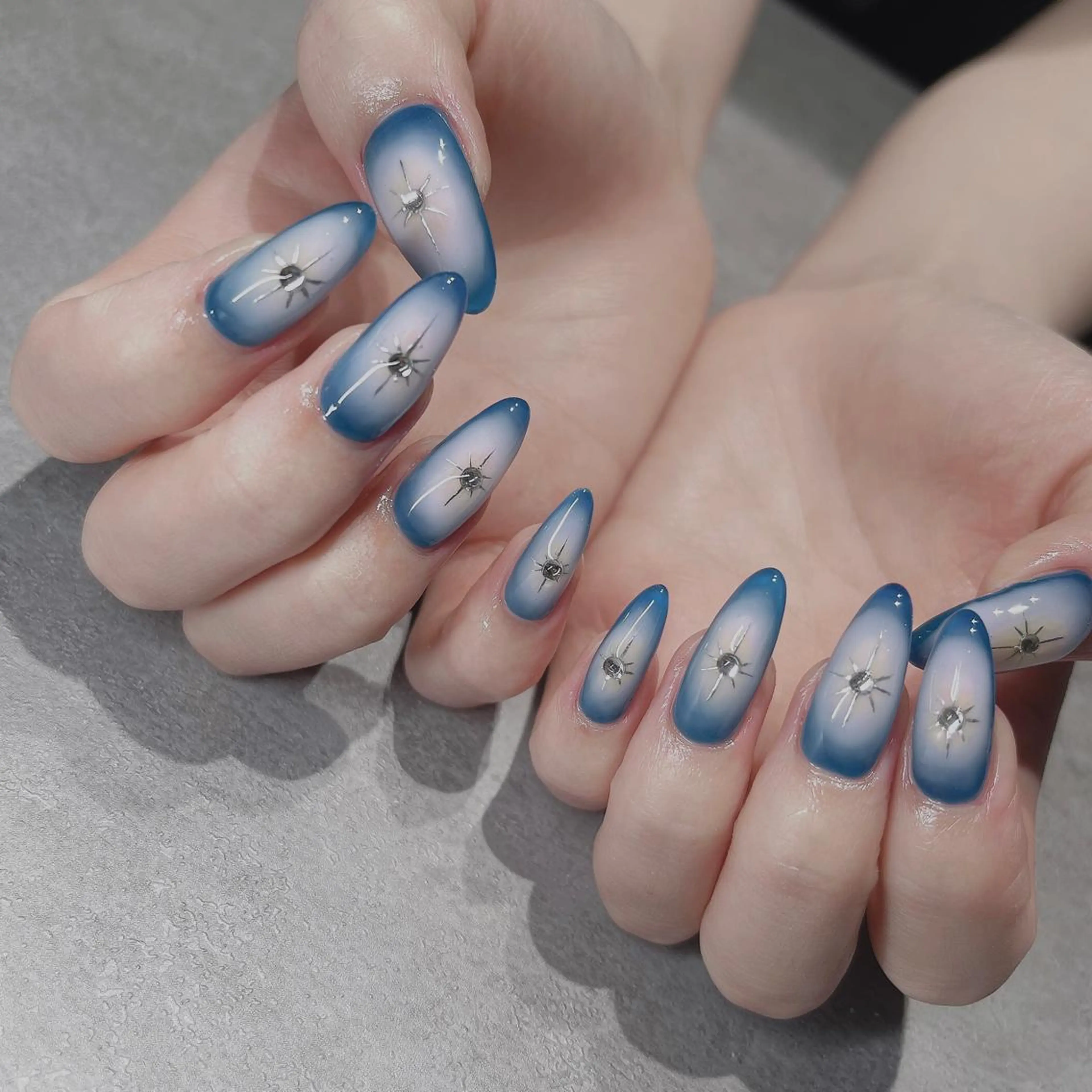 ネイル フットネイル フレンチネイル ジェルネイル ラメ(グリッター) ラメグラデーション ハンドネイル NEO Beauty Salon所属・𝐍𝐄𝐎 𝐉𝐔𝐑𝐈のネイルデザイン