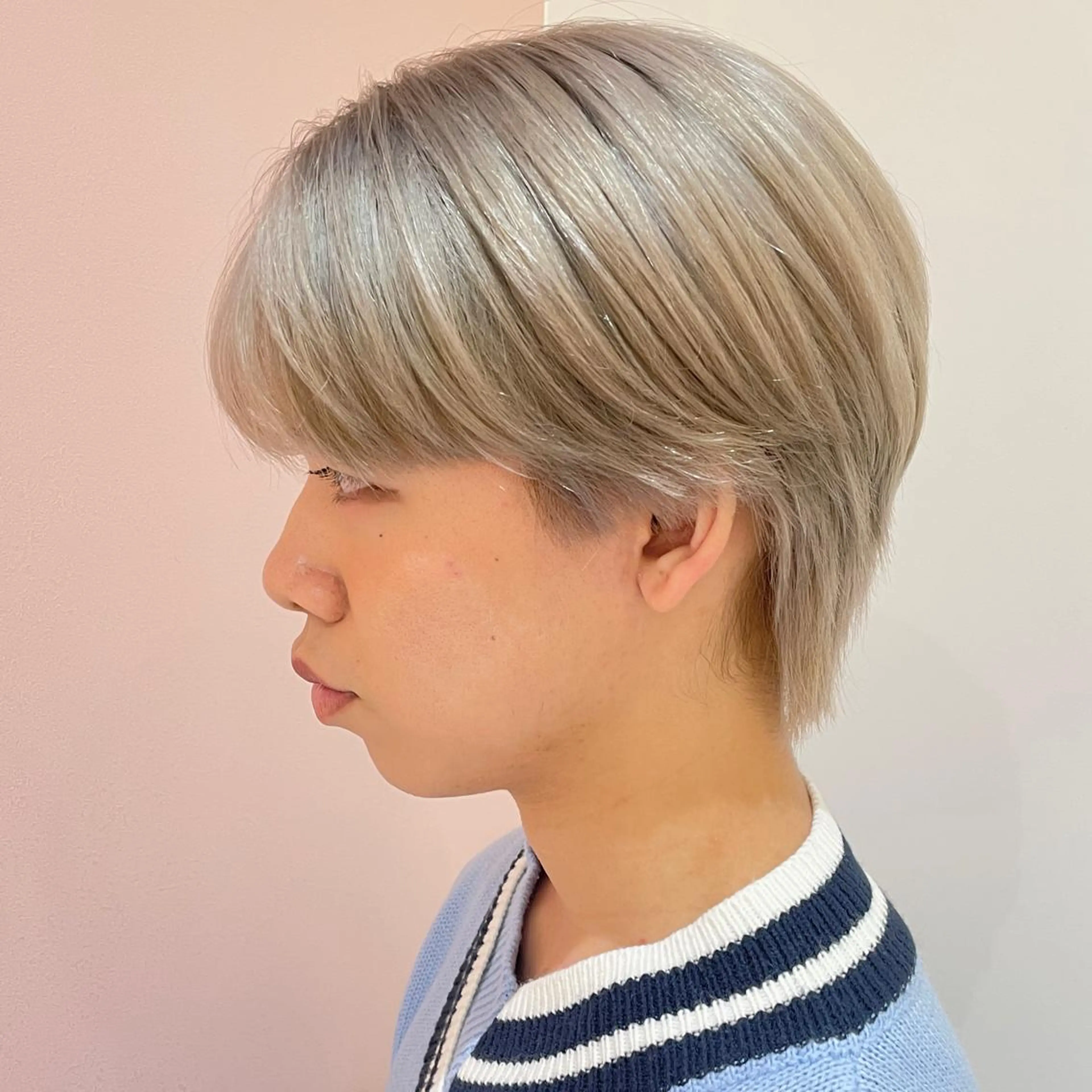 ショート カラー ベージュカラー ホワイトベージュ カット ヘアカラー トリートメント レイヤーカット/ ハイトーンchimiのヘアスタイル