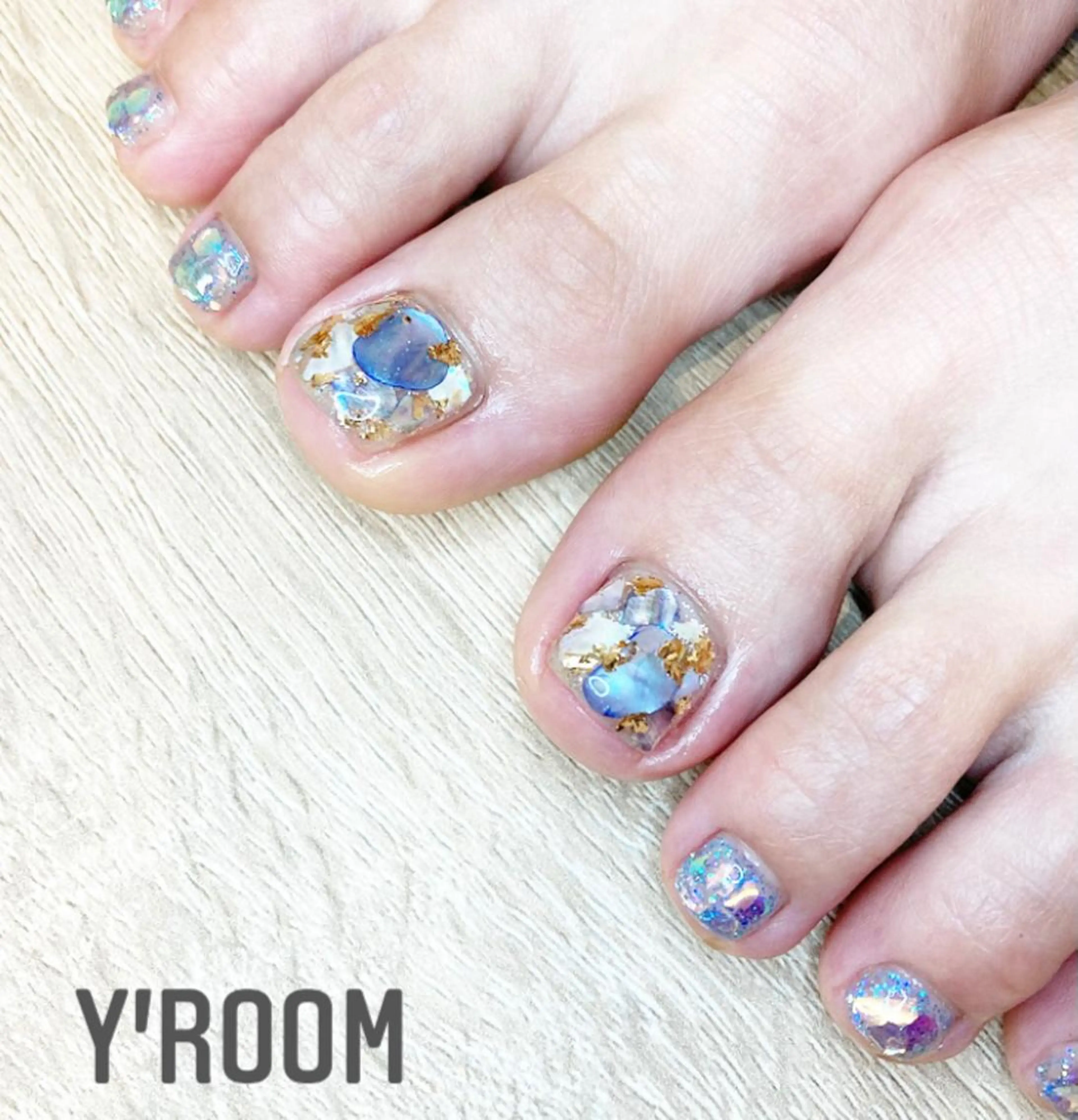 ネイル オーロラネイル フラッシュネイル フットネイル ジェルネイル 氷ネイル・うるうるネイル YUKA （ネイリスト）のネイルデザイン