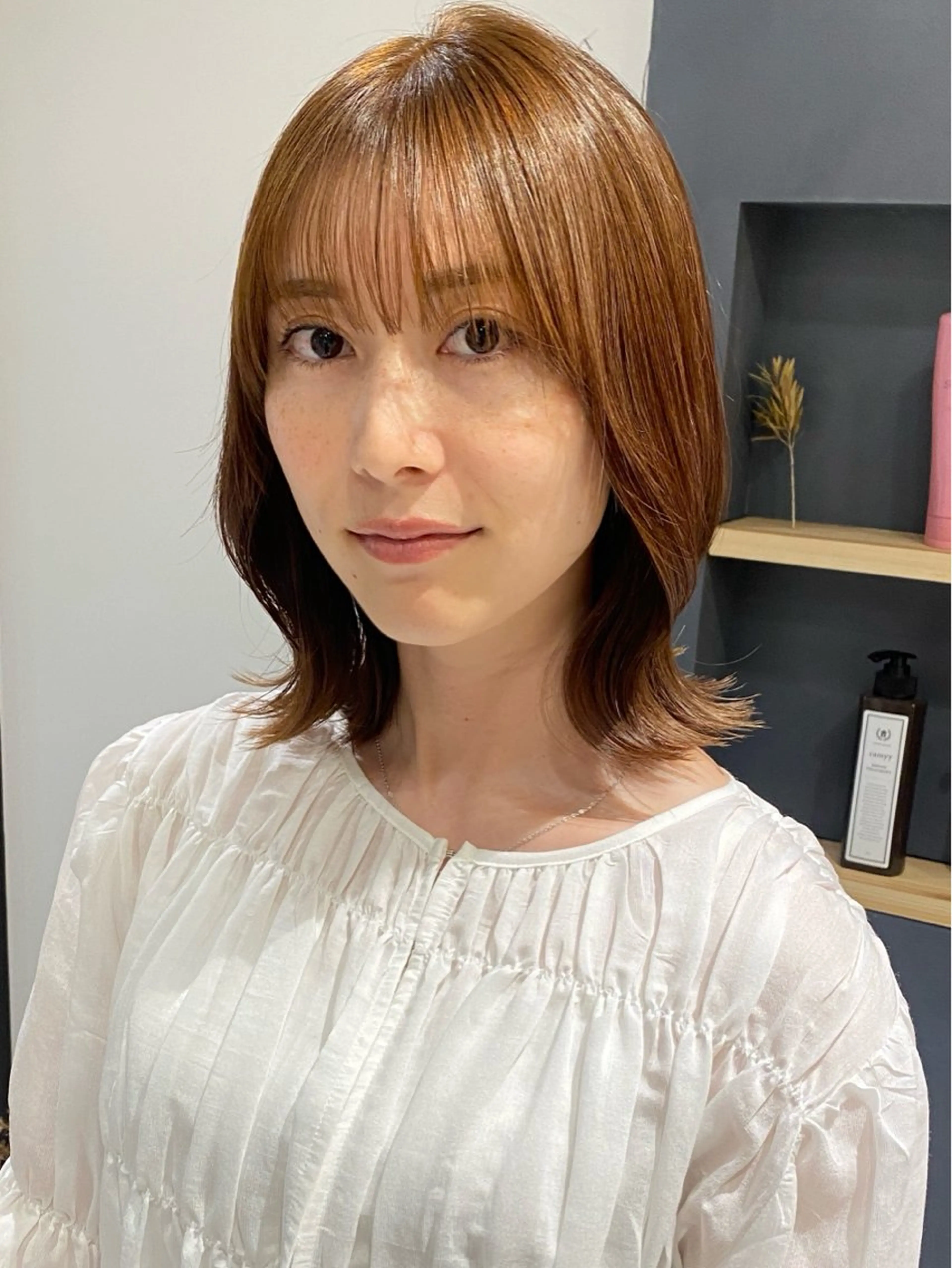 ミディアム カラー 切りっぱなしボブ ベージュカラー ブリーチ ブラウンカラー ダブルカラー カット ヘアカラー トリートメント saki🌼ボブ× 透明感カラー🌼のヘアスタイル