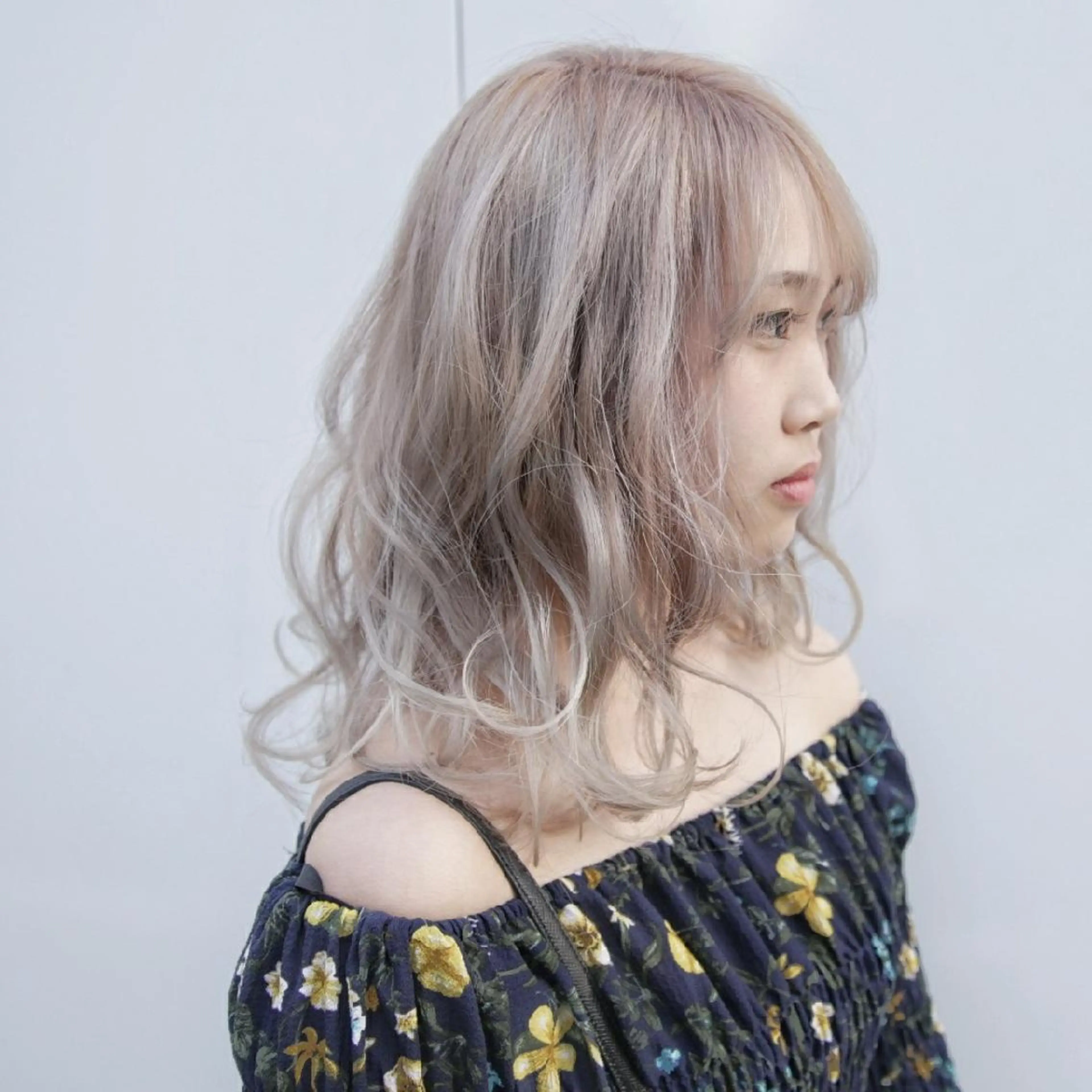 セミロング カラー ベージュカラー グラデーションカラー 艶髪✨ハイトーン ✨ホワイト✨北宗一郎のヘアスタイル